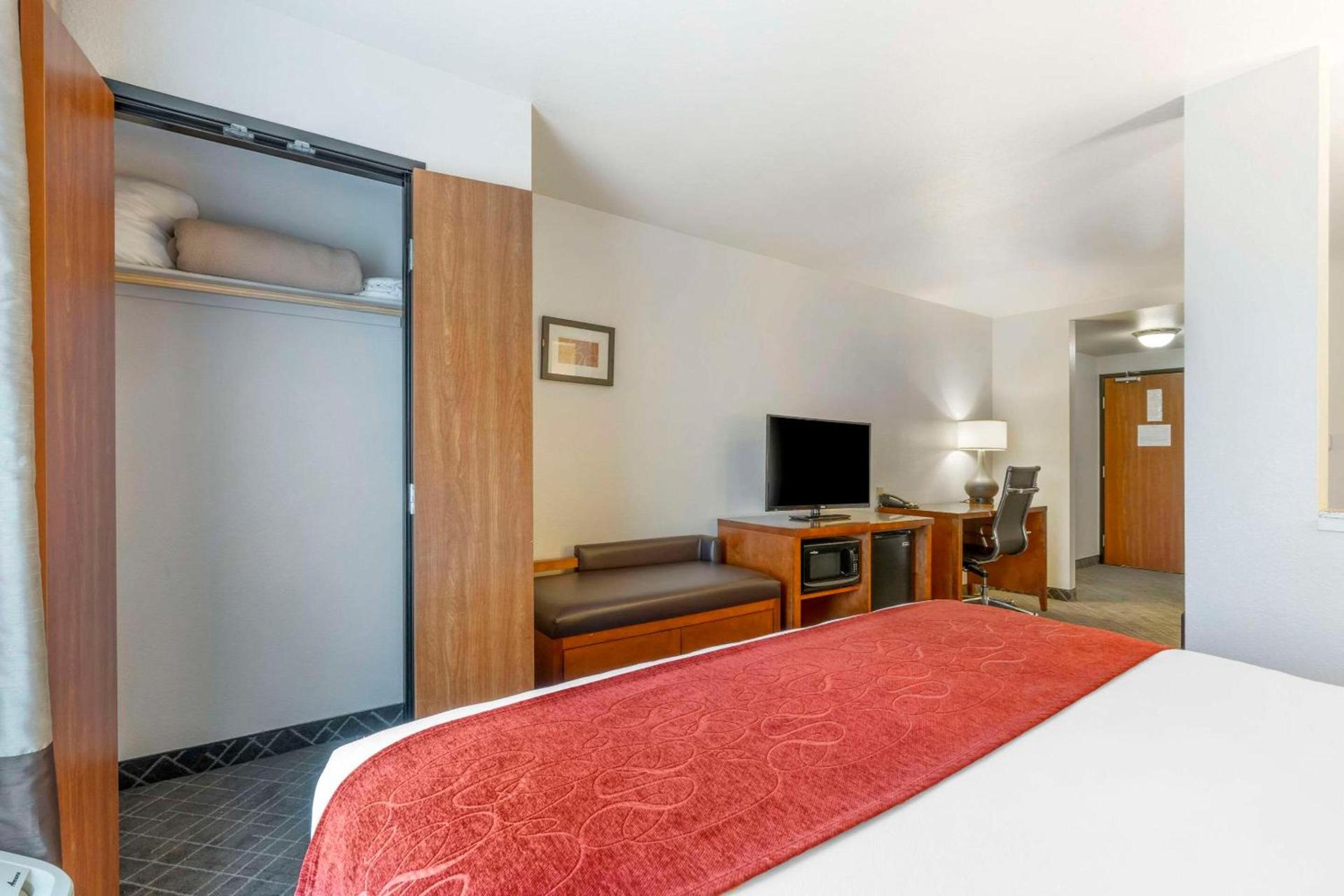 Comfort Suites Redding - Shasta Lake photo 21