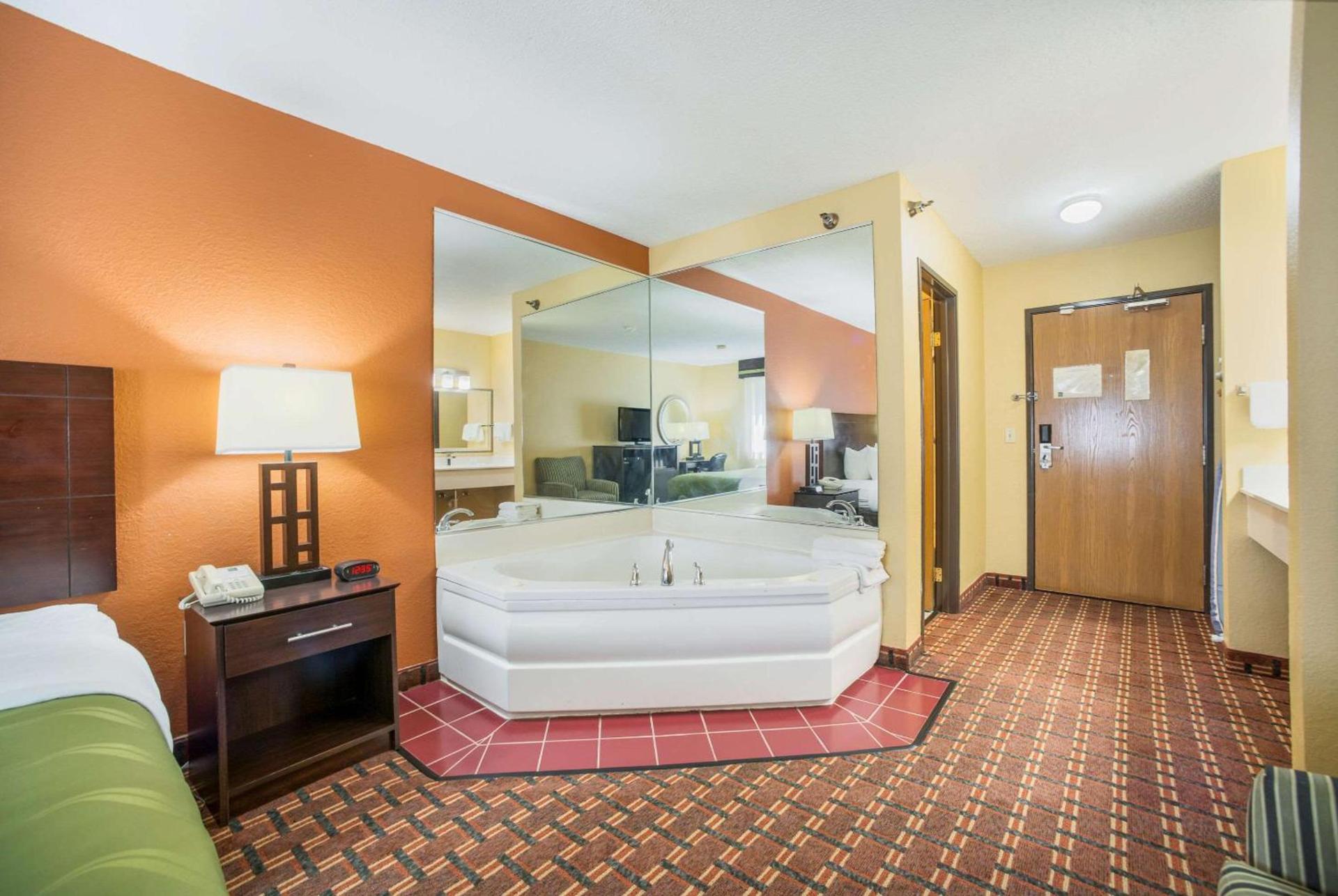 Quality Inn O'Fallon IL - St Louis photo 32