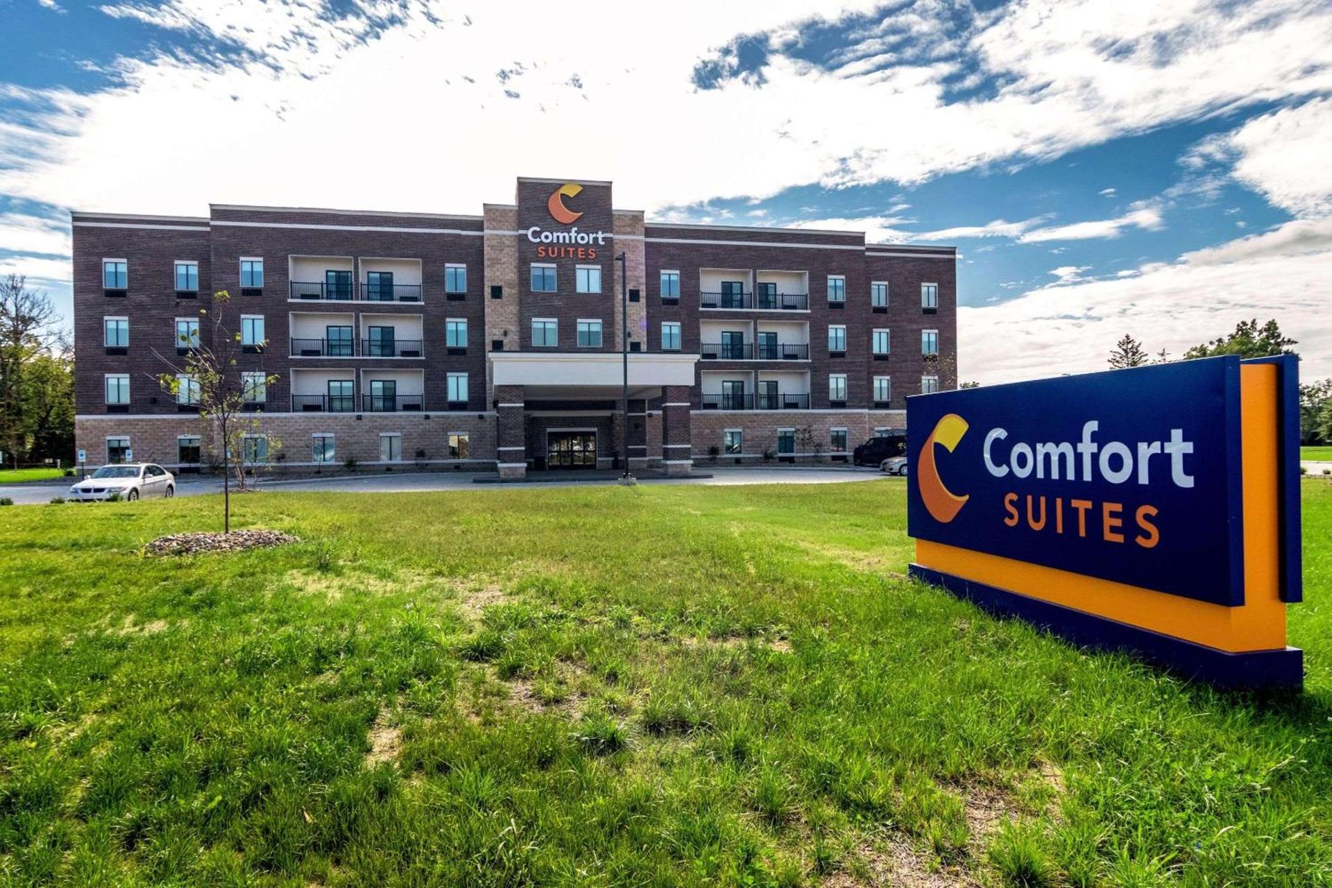 Comfort Suites Brunswick Town Center photo 2