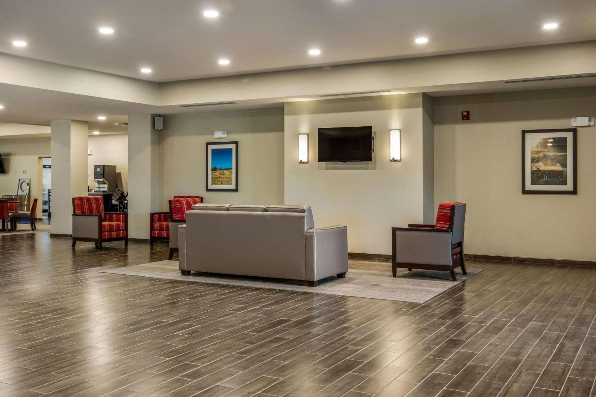 Comfort Suites Brunswick Town Center photo 4