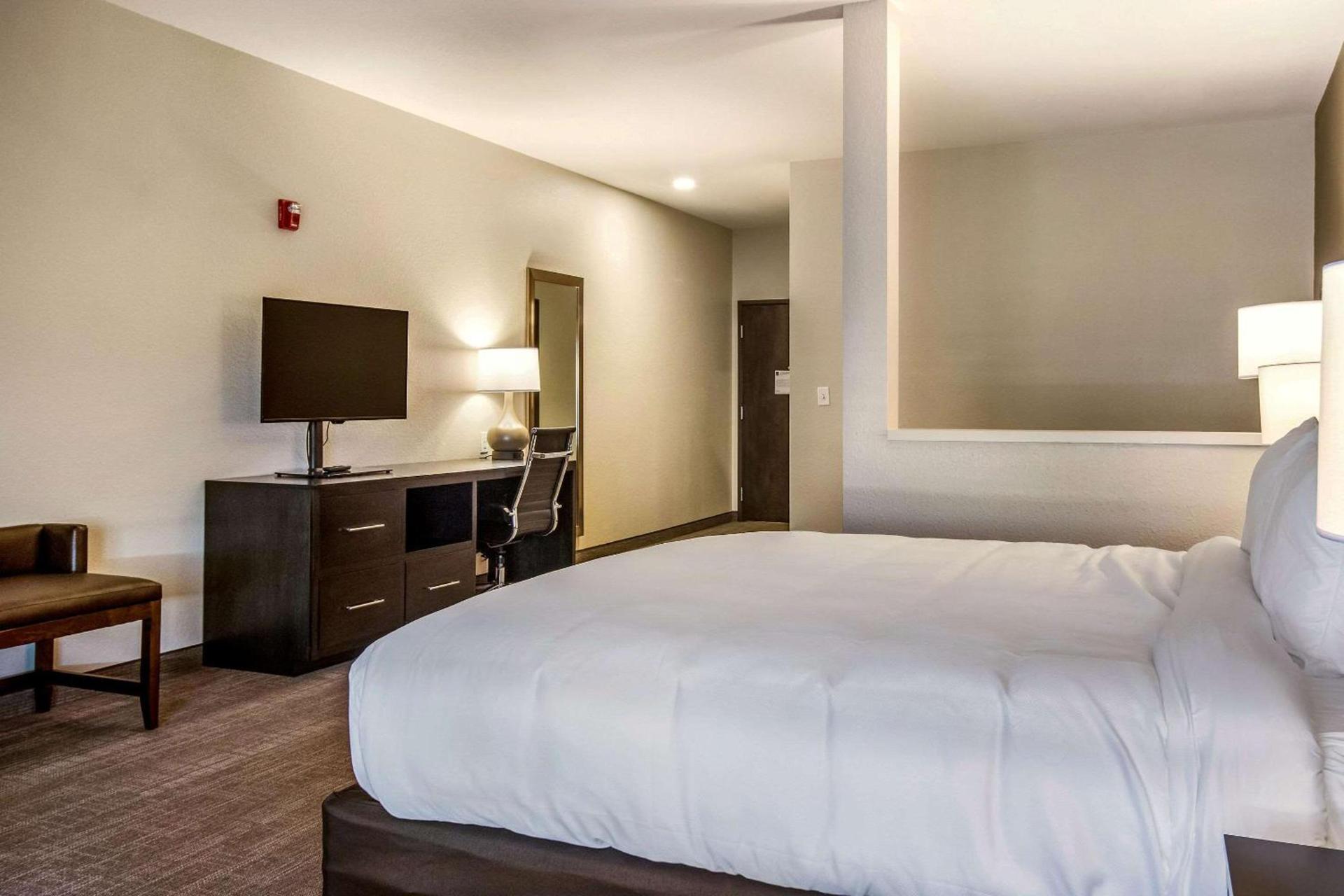 Comfort Suites Brunswick Town Center photo 7