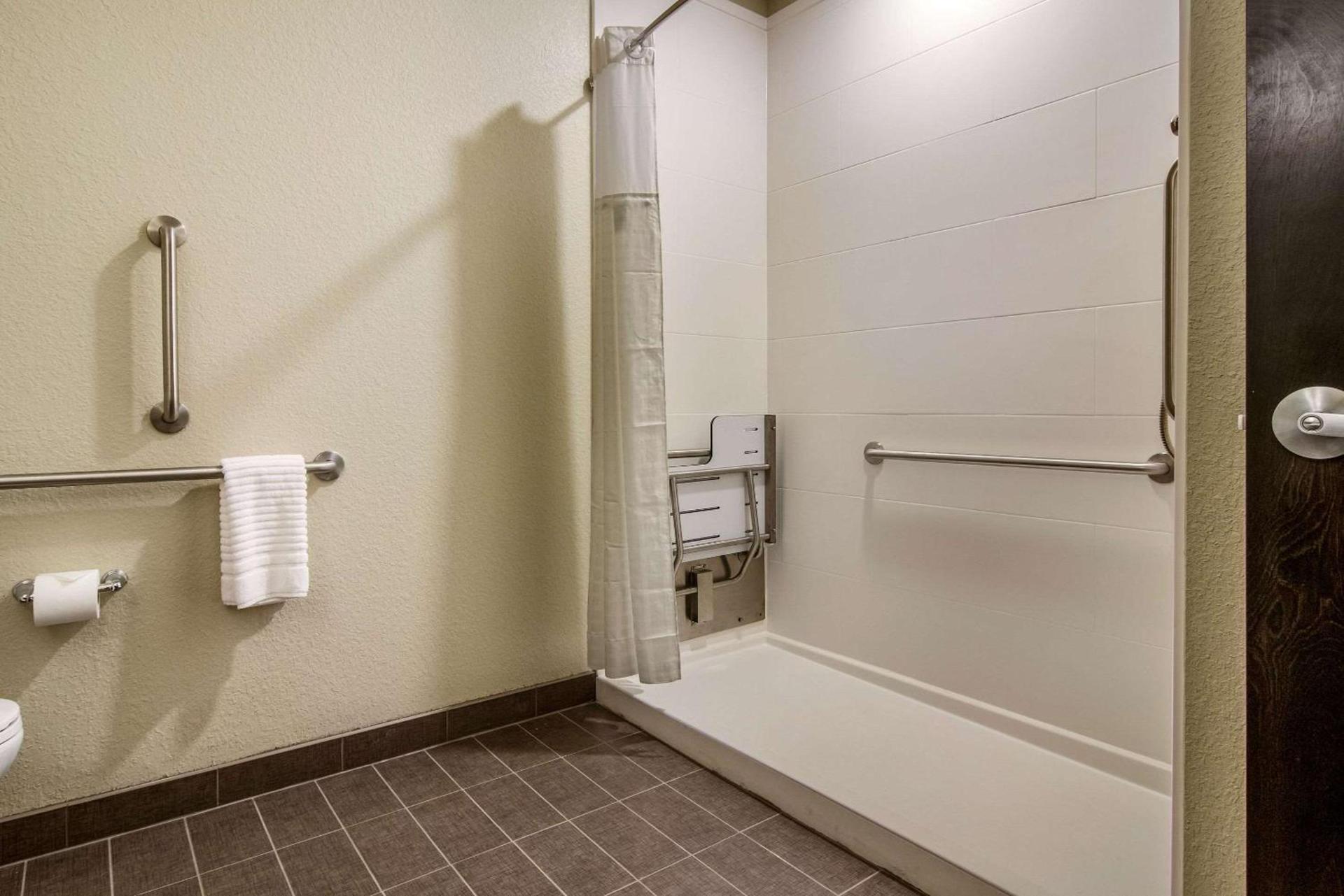 Comfort Suites Brunswick Town Center photo 8