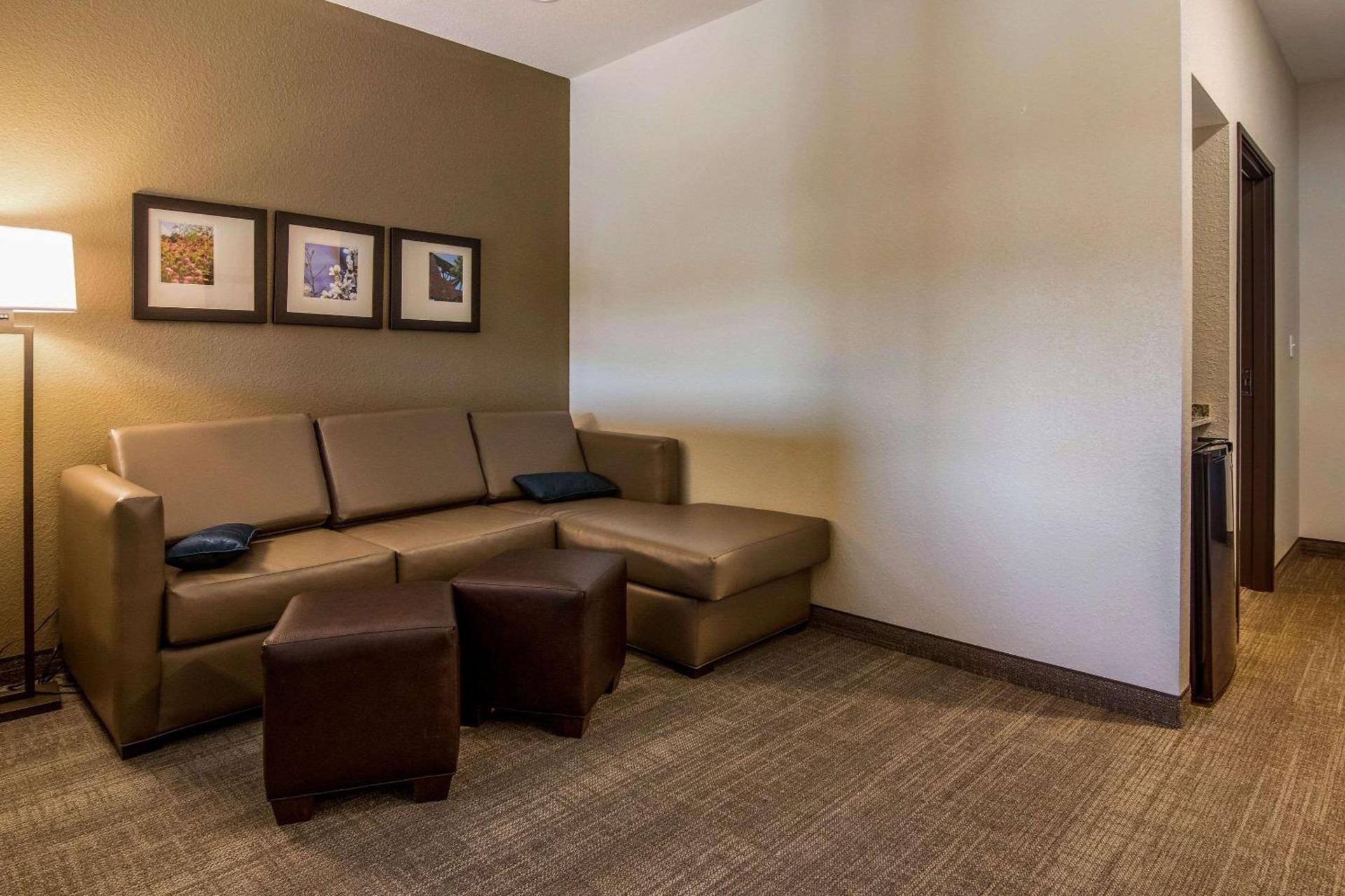 Comfort Suites Brunswick Town Center photo 11