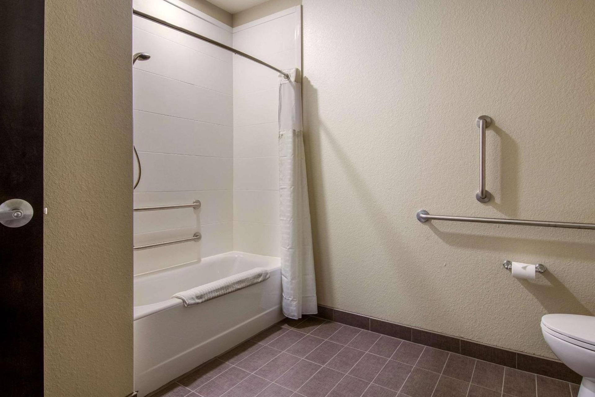 Comfort Suites Brunswick Town Center photo 12