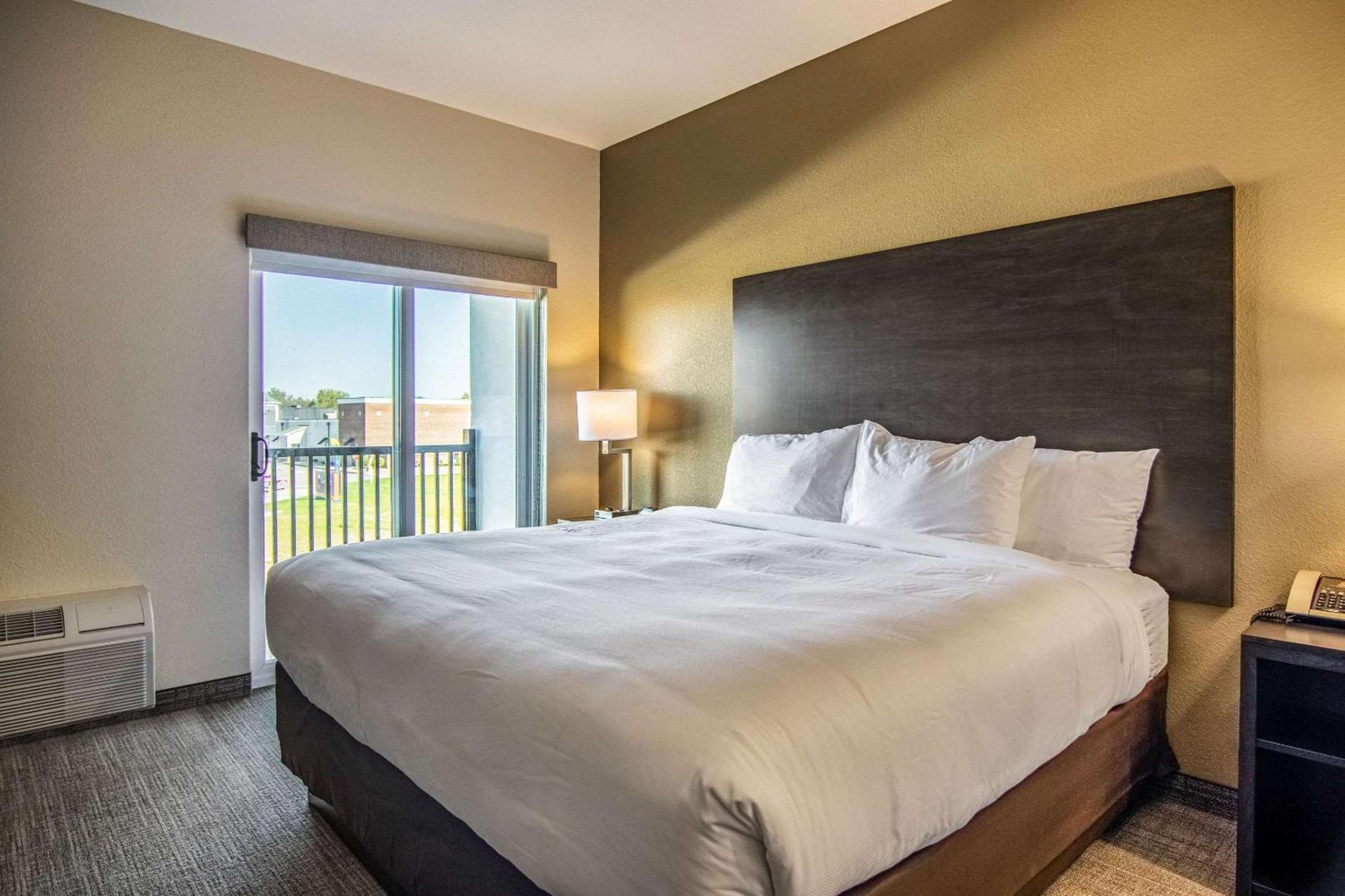 Comfort Suites Brunswick Town Center photo 13