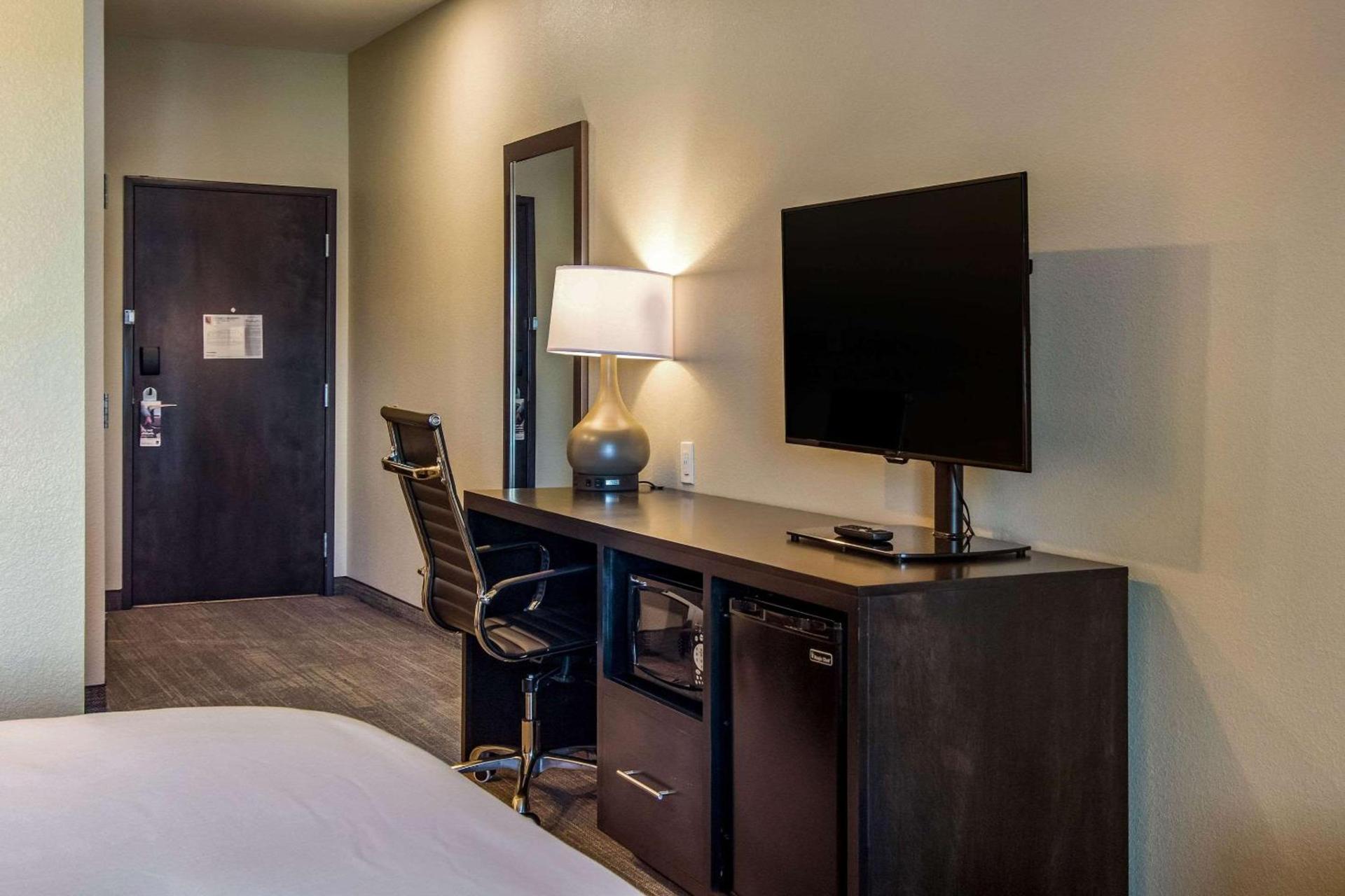 Comfort Suites Brunswick Town Center photo 14