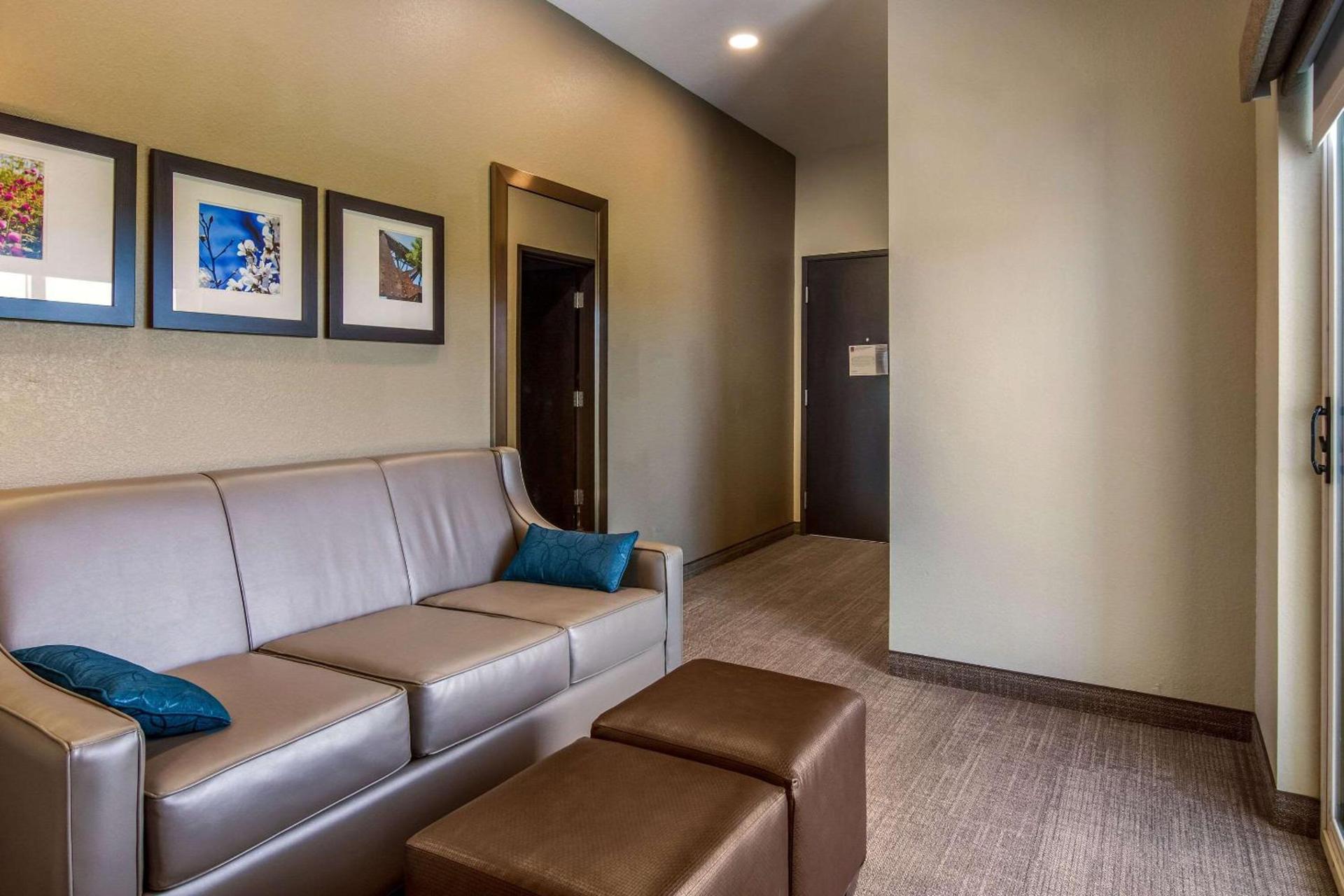 Comfort Suites Brunswick Town Center photo 17