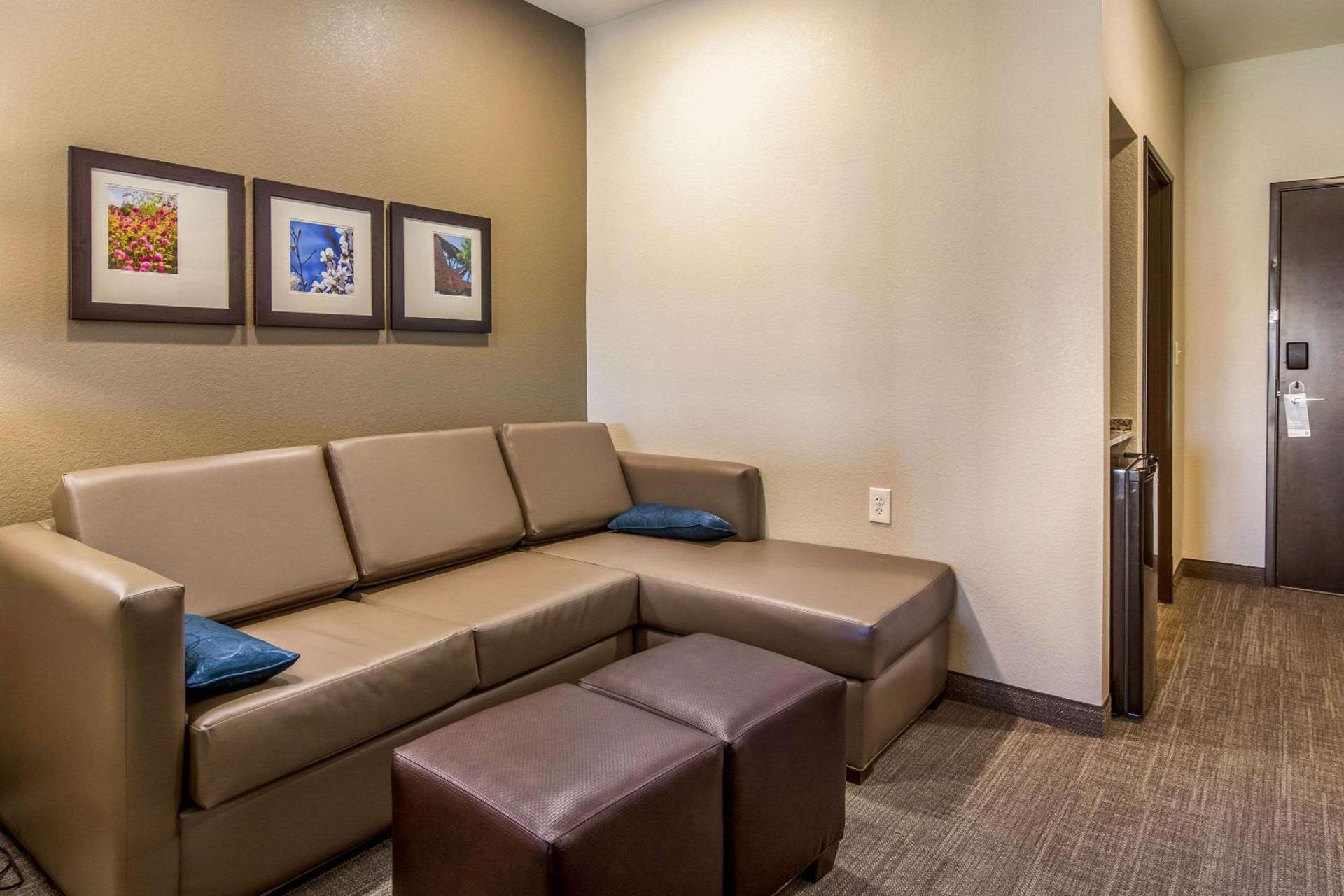 Comfort Suites Brunswick Town Center photo 21