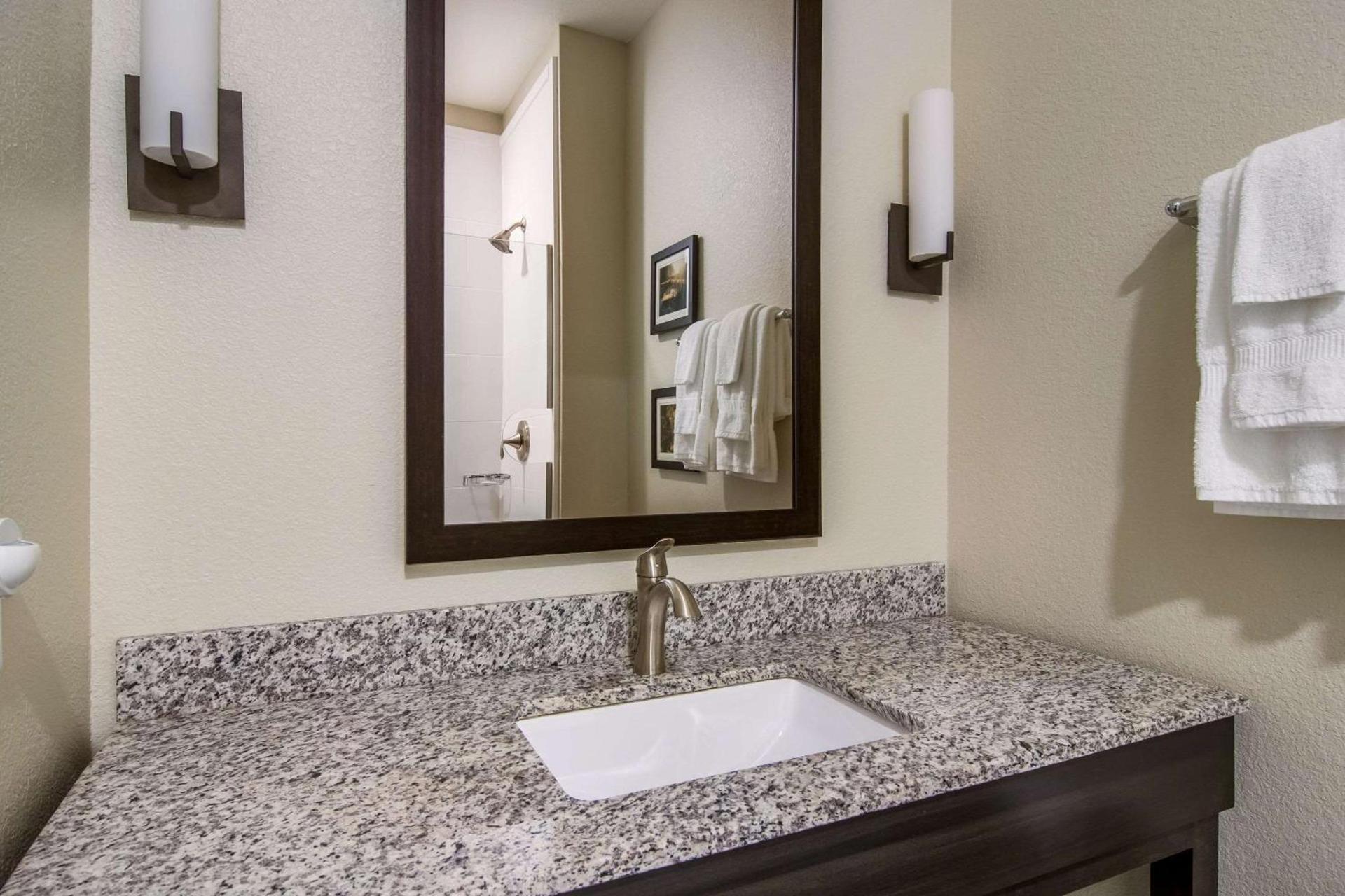Comfort Suites Brunswick Town Center photo 23