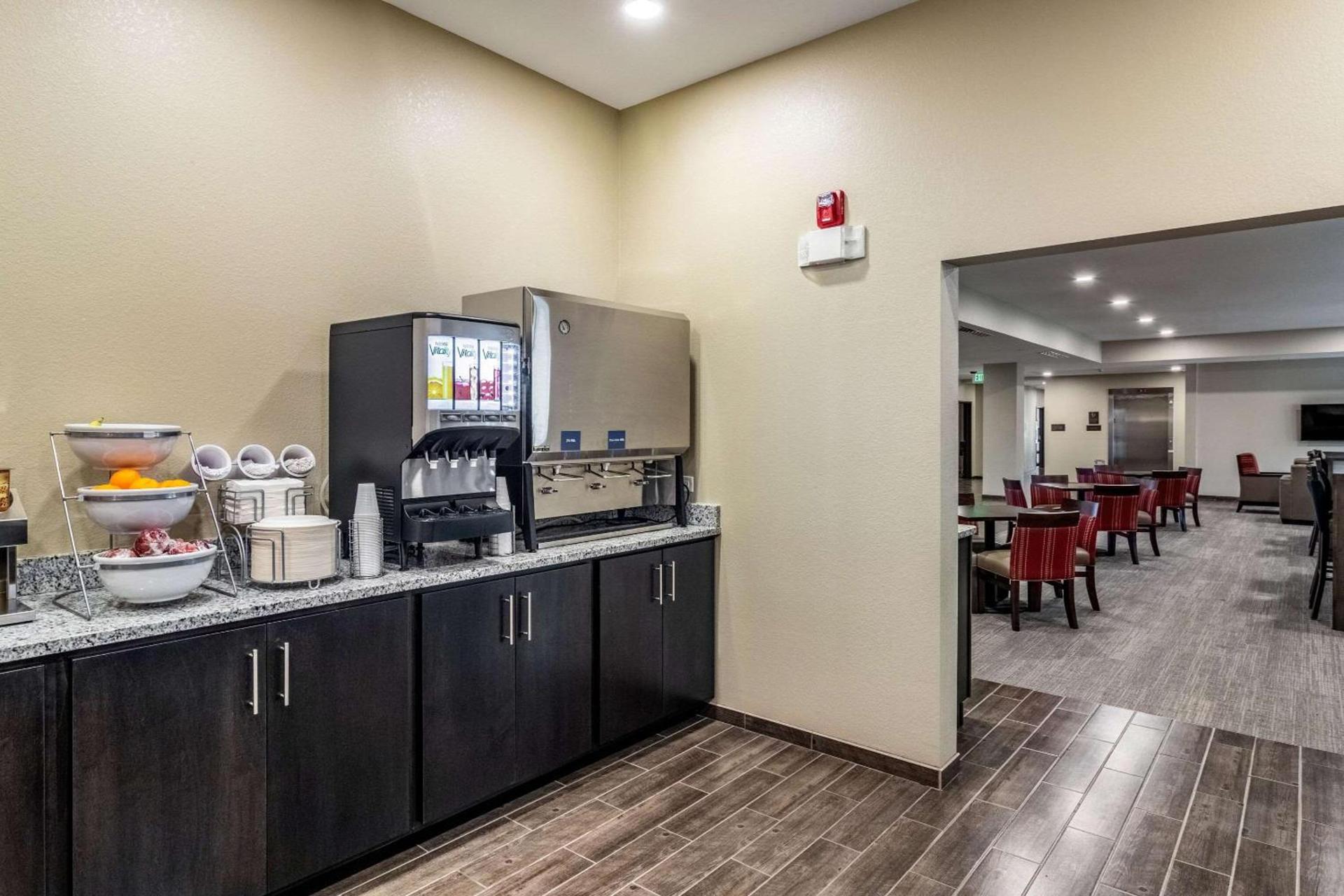 Comfort Suites Brunswick Town Center photo 35