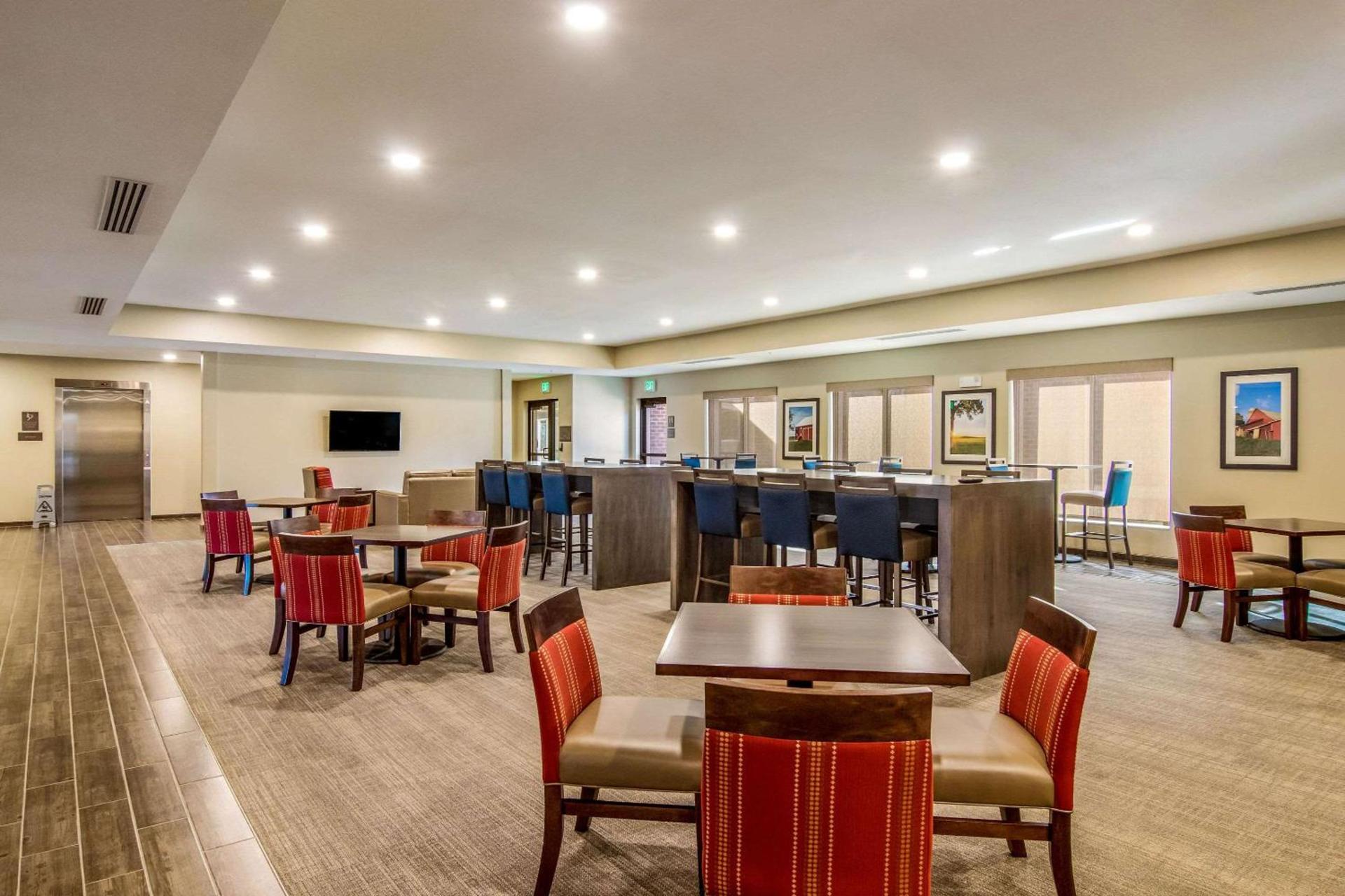 Comfort Suites Brunswick Town Center photo 36