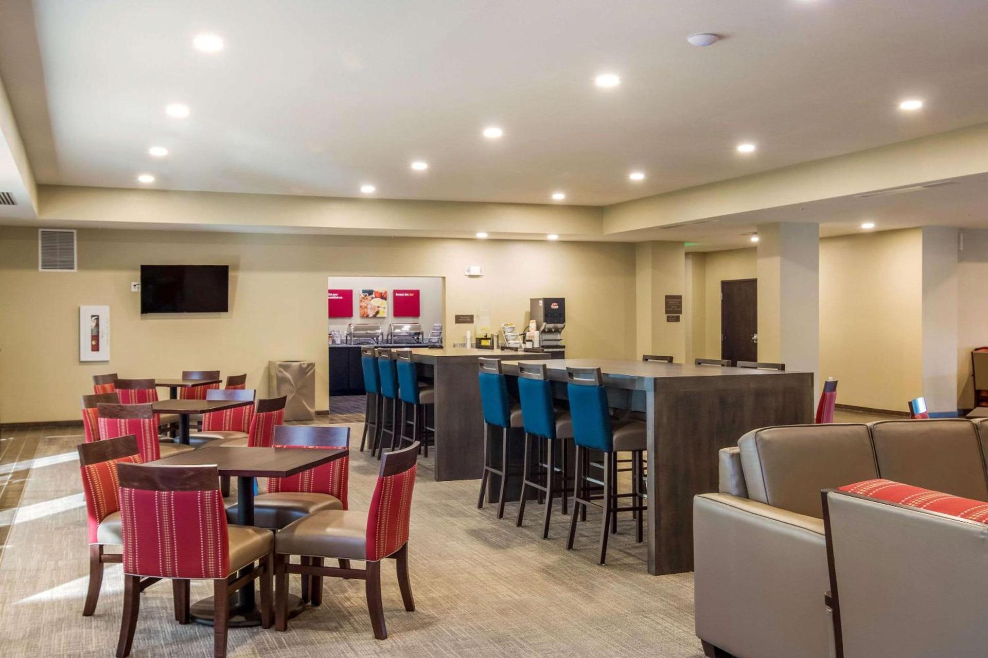 Comfort Suites Brunswick Town Center photo 37