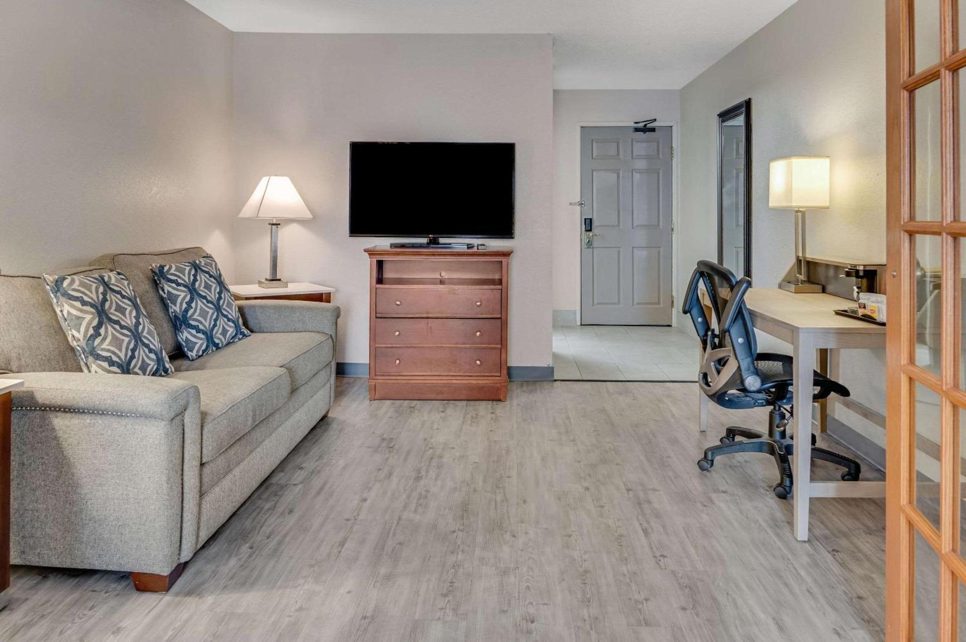 Country Inn & Suites by Radisson, Grand Rapids Airport, MI photo 27