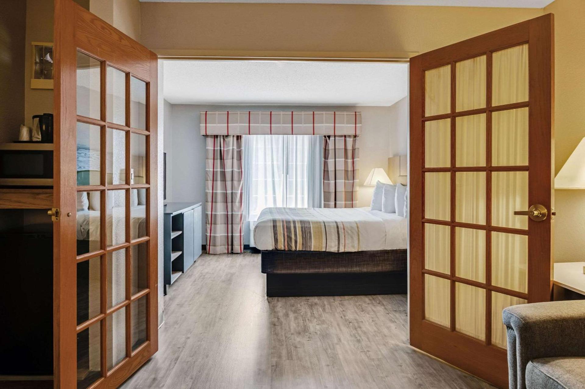 Country Inn & Suites by Radisson, Grand Rapids Airport, MI photo 28