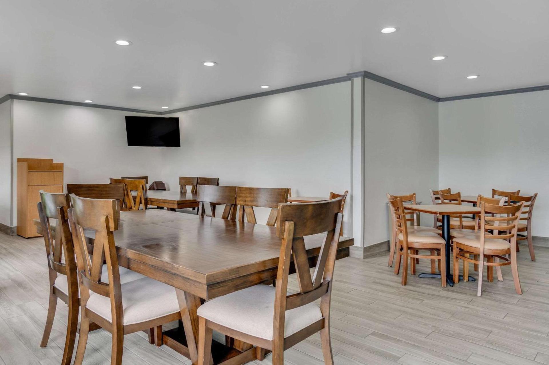 Country Inn & Suites by Radisson, Grand Rapids Airport, MI photo 38