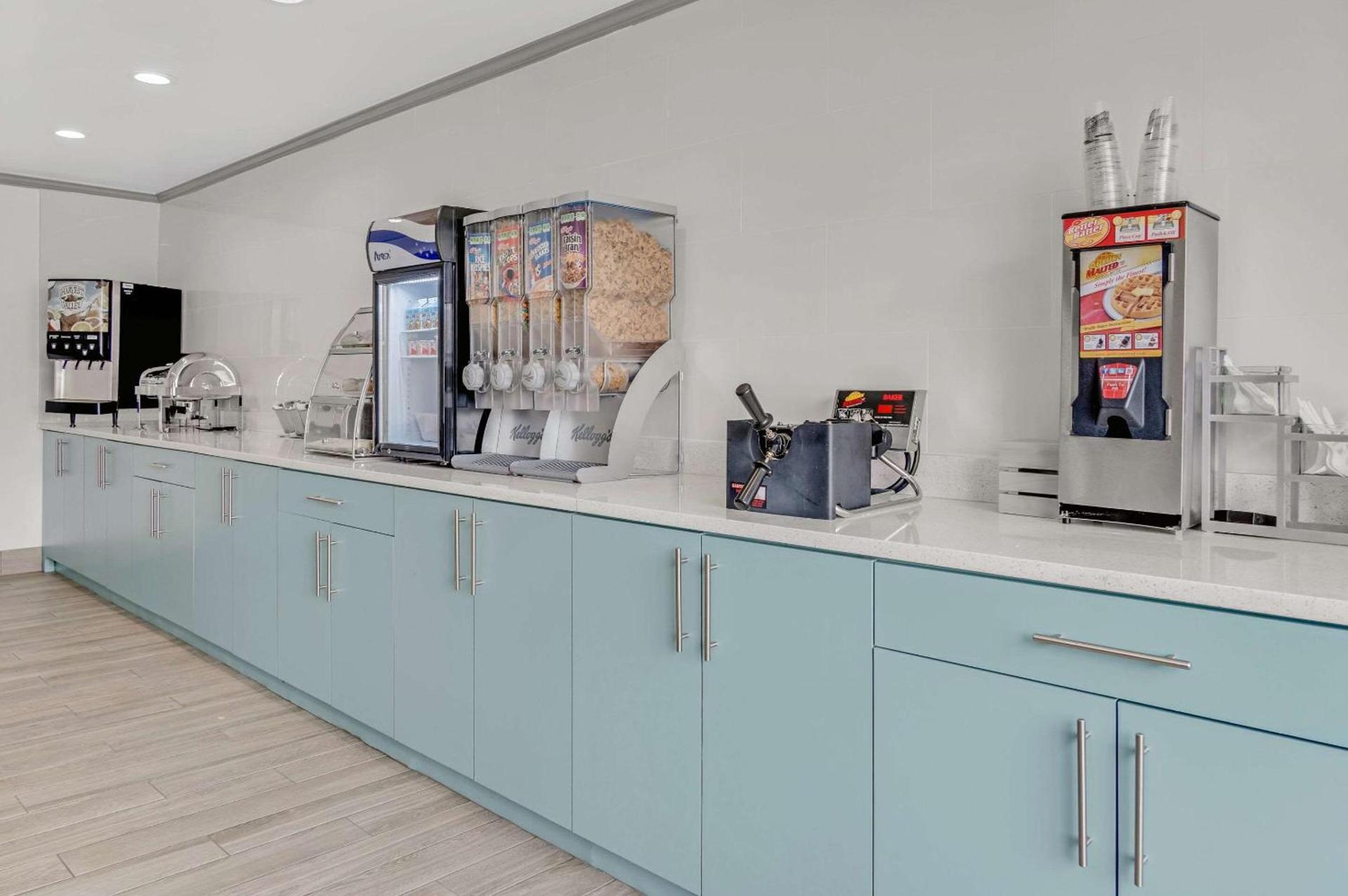 Country Inn & Suites by Radisson, Grand Rapids Airport, MI photo 39