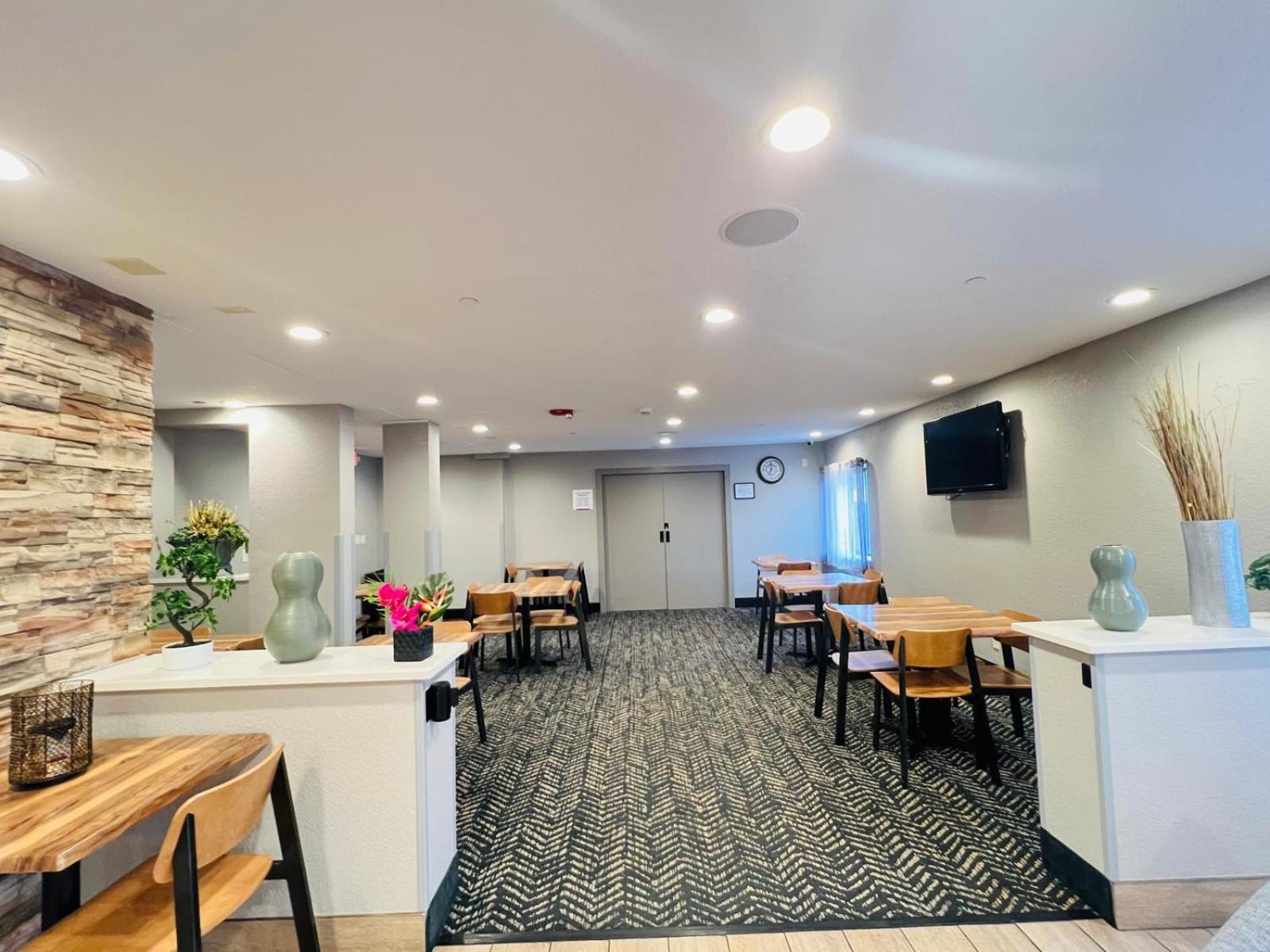 AmericInn by Wyndham Glendale Milwaukee photo 15