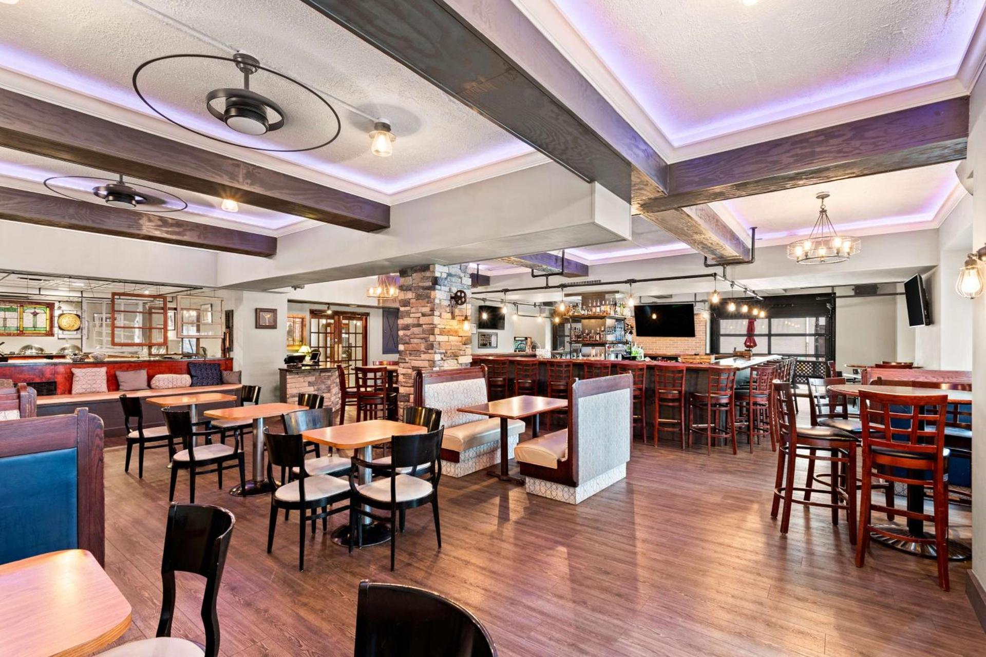 Genetti Hotel, SureStay Collection by Best Western photo 2