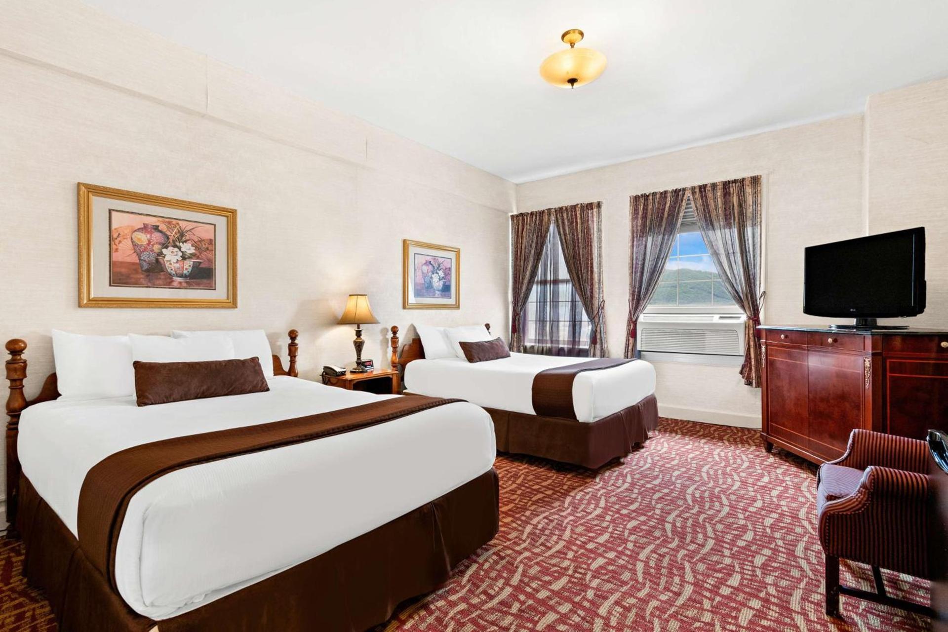 Genetti Hotel, SureStay Collection by Best Western photo 4