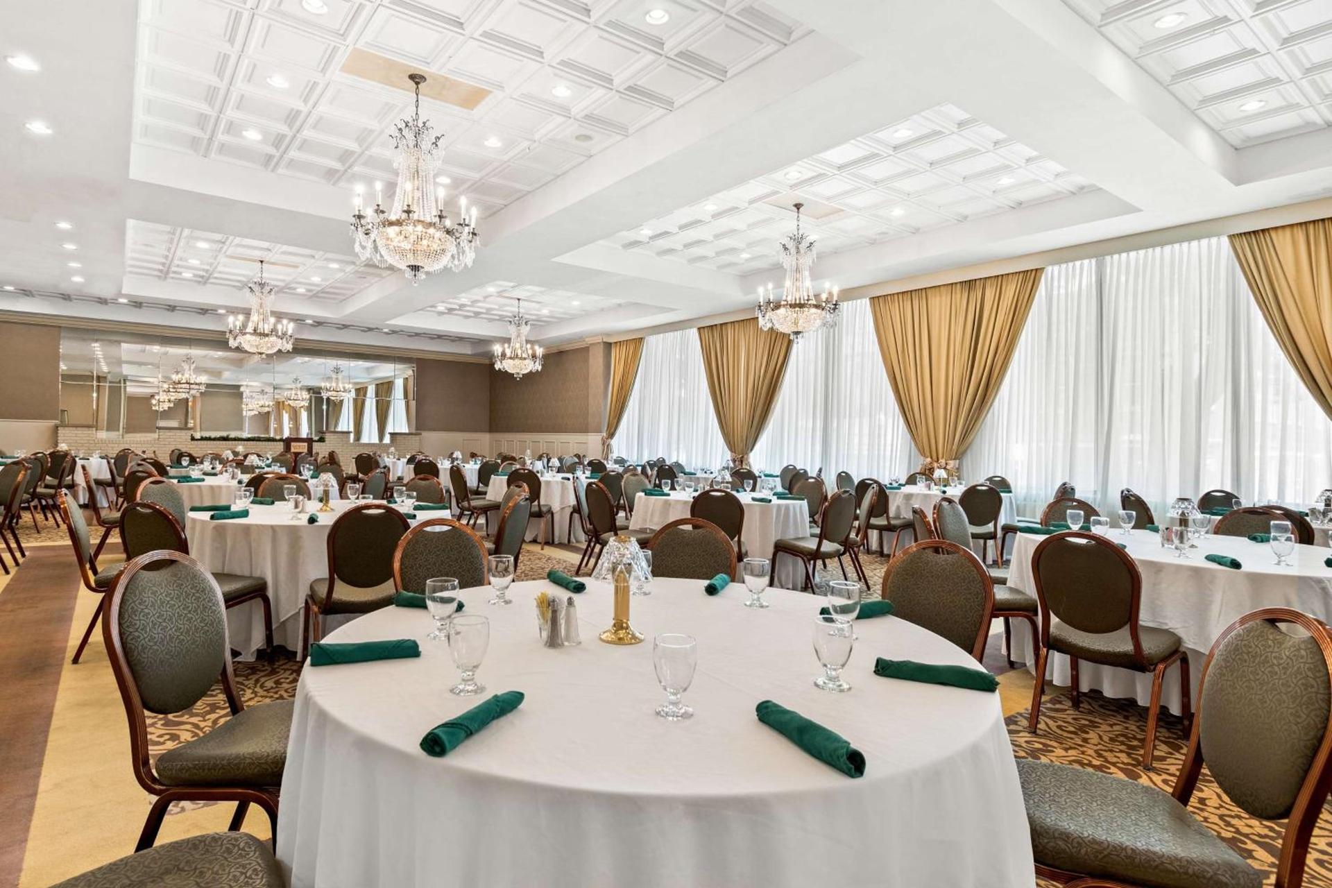 Genetti Hotel, SureStay Collection by Best Western photo 5