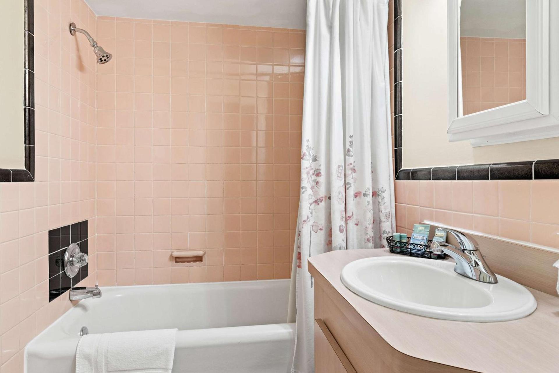 Genetti Hotel, SureStay Collection by Best Western photo 28