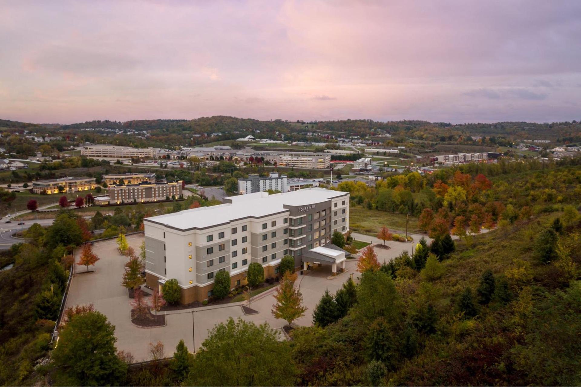 Courtyard by Marriott Pittsburgh Washington Meadow Lands photo 2