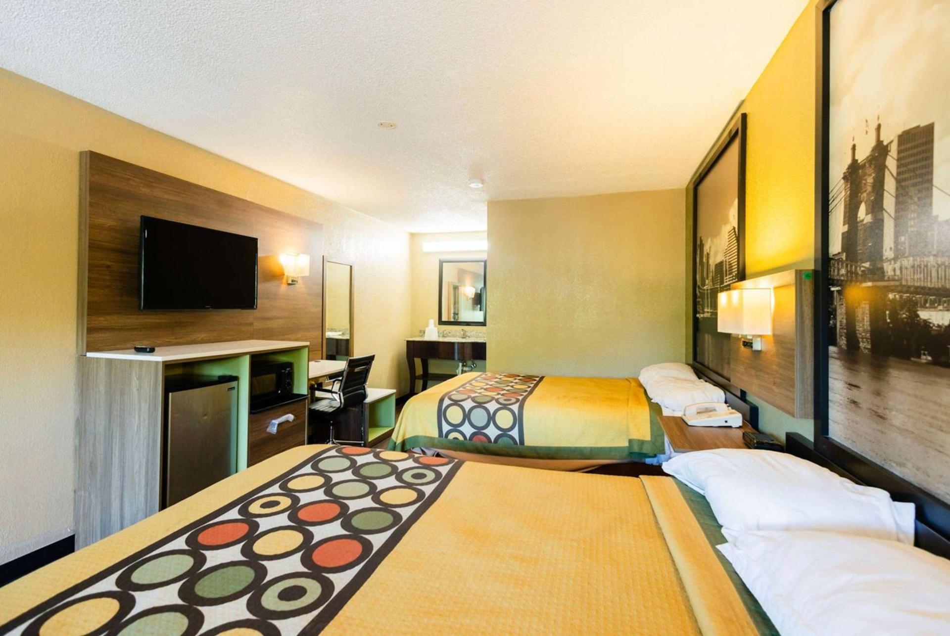 Super 8 by Wyndham Cincinnati-Springdale OH photo 2