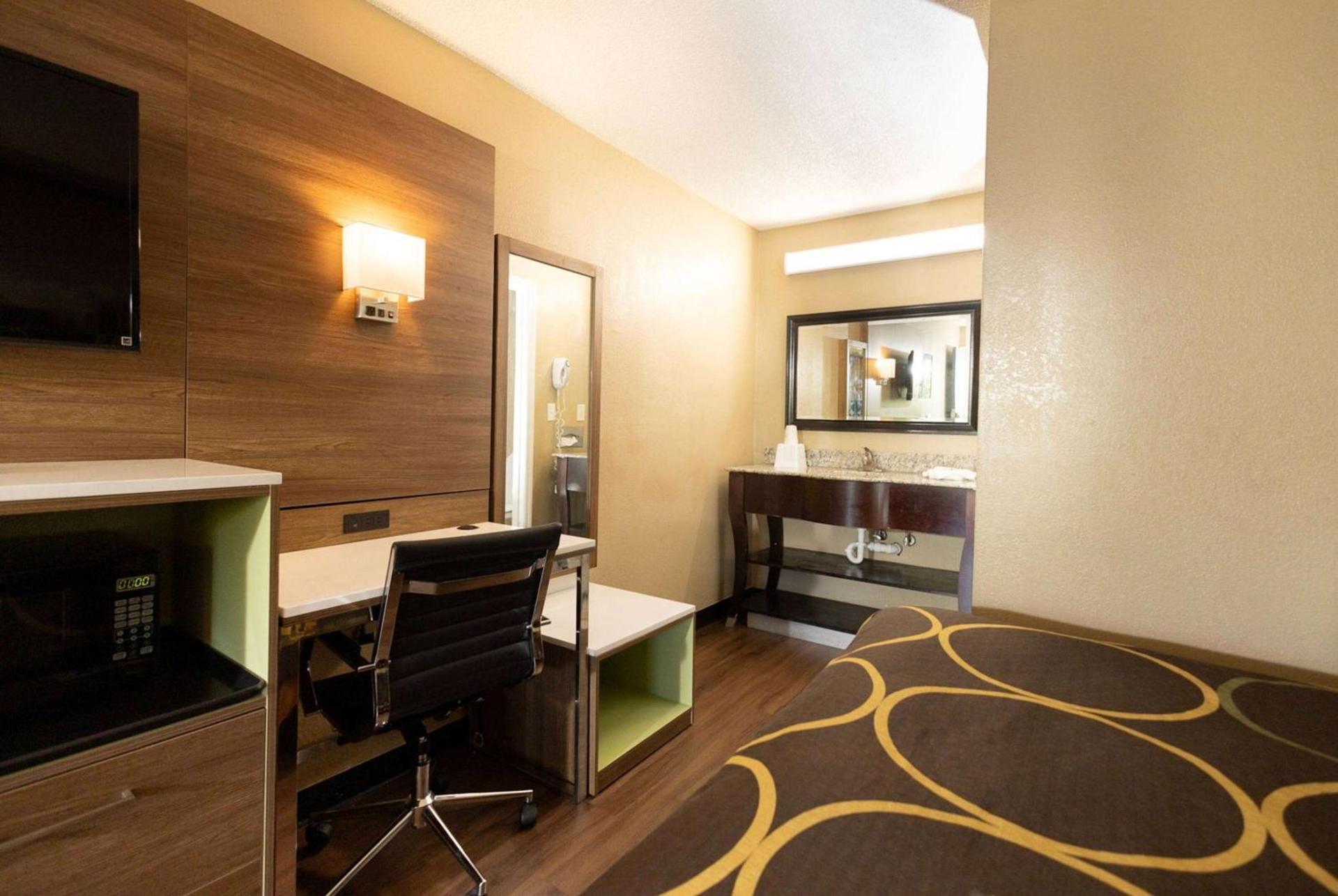 Super 8 by Wyndham Cincinnati-Springdale OH photo 28
