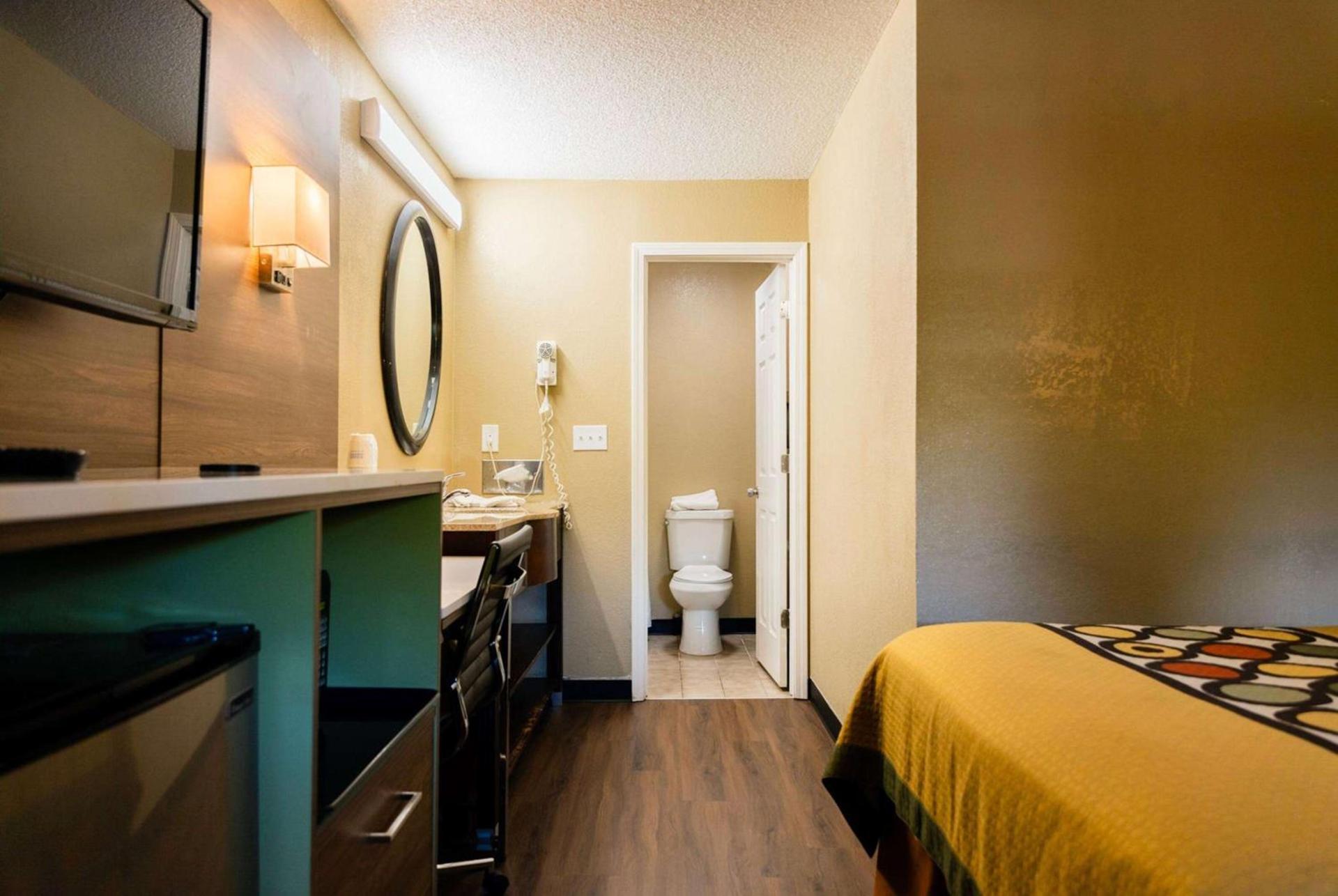 Super 8 by Wyndham Cincinnati-Springdale OH photo 32