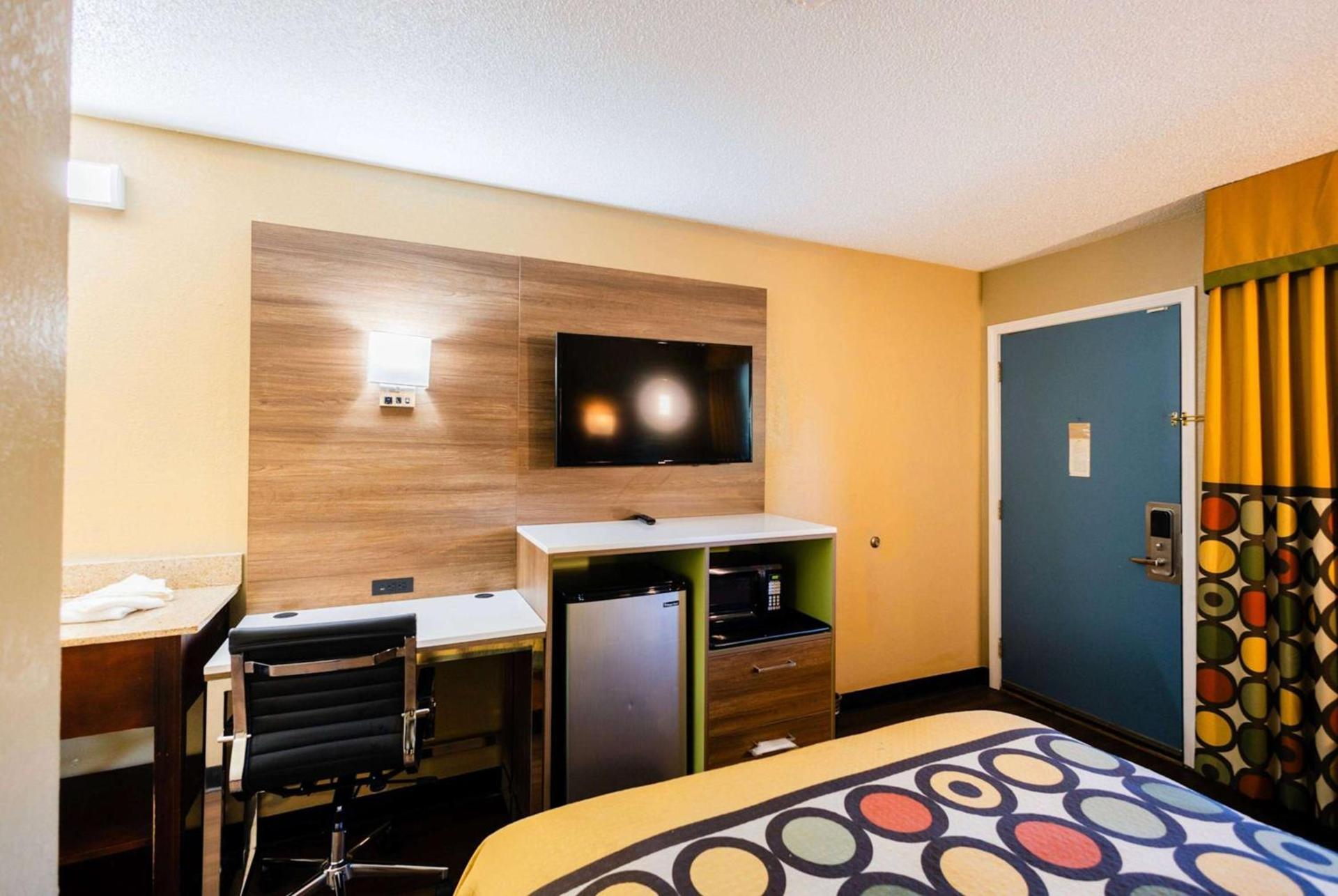 Super 8 by Wyndham Cincinnati-Springdale OH photo 34