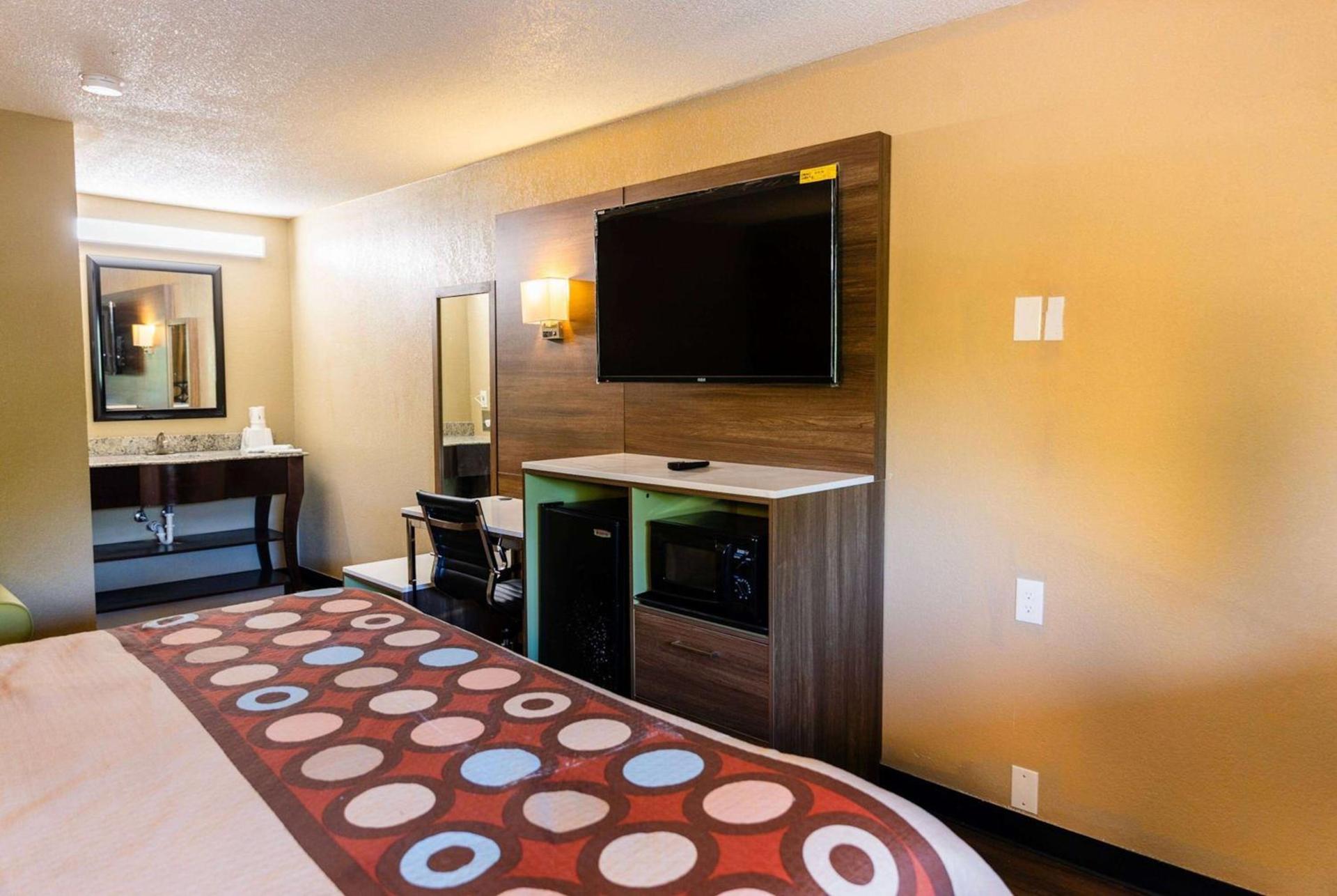 Super 8 by Wyndham Cincinnati-Springdale OH photo 37
