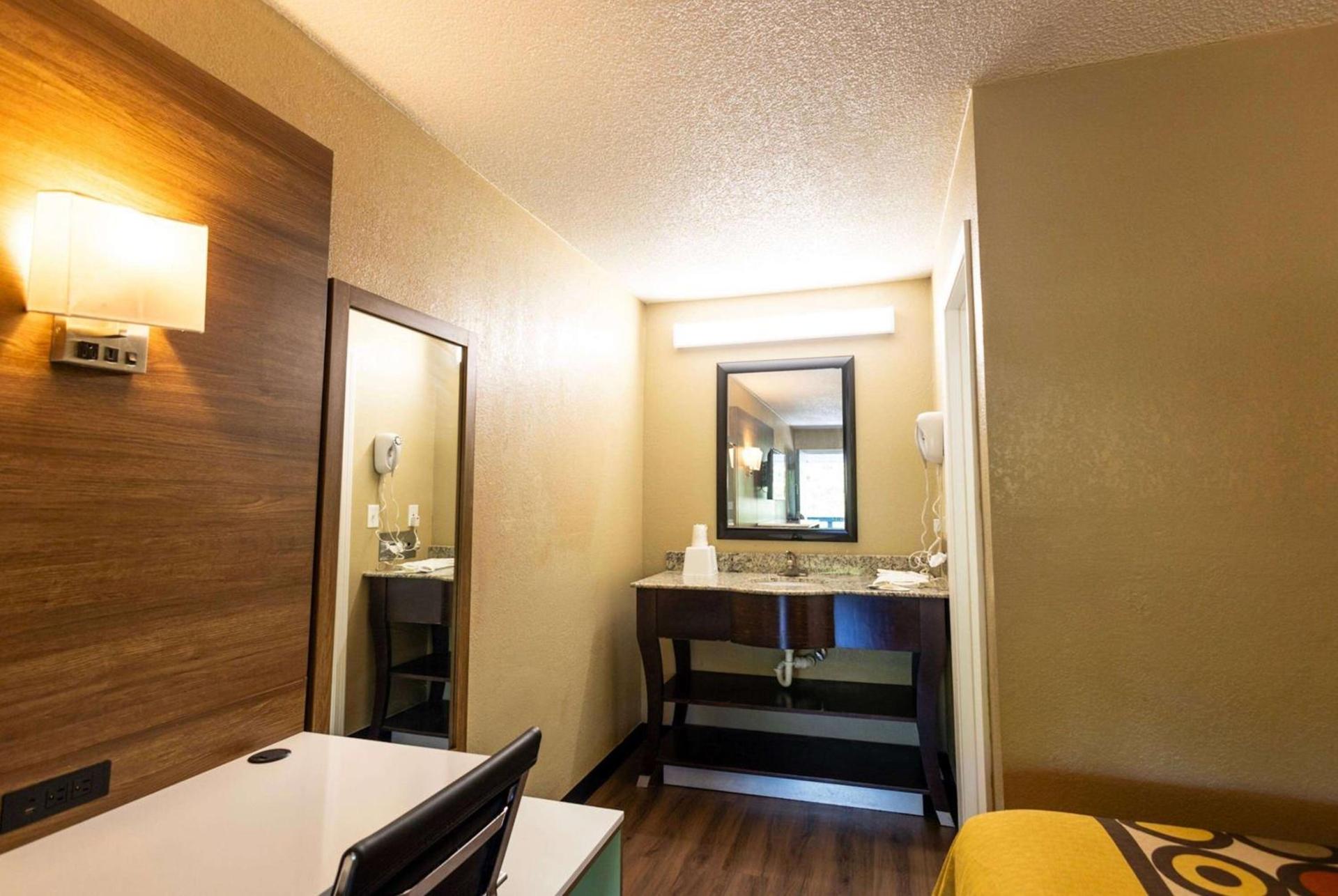 Super 8 by Wyndham Cincinnati-Springdale OH photo 36