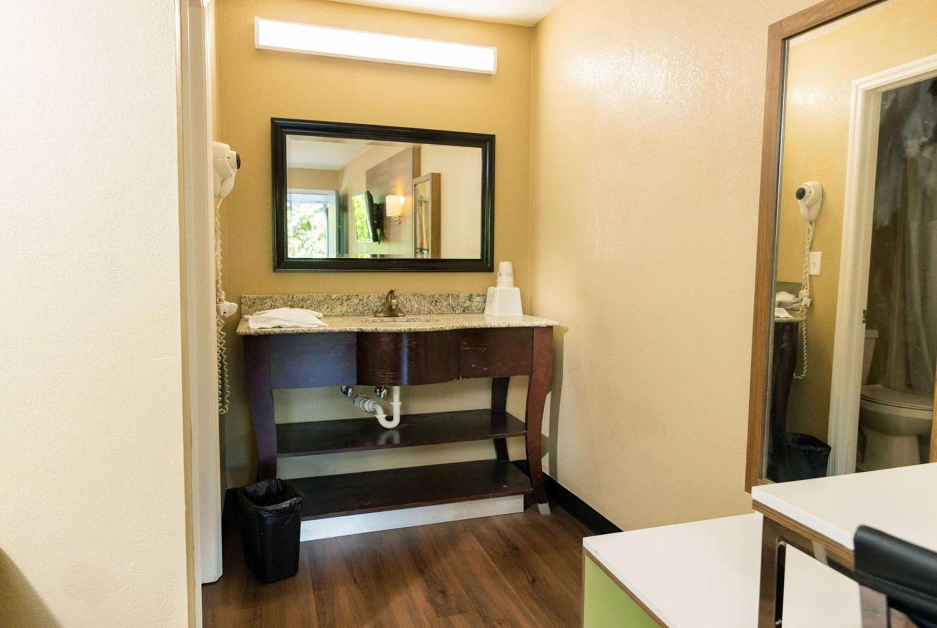 Super 8 by Wyndham Cincinnati-Springdale OH photo 40