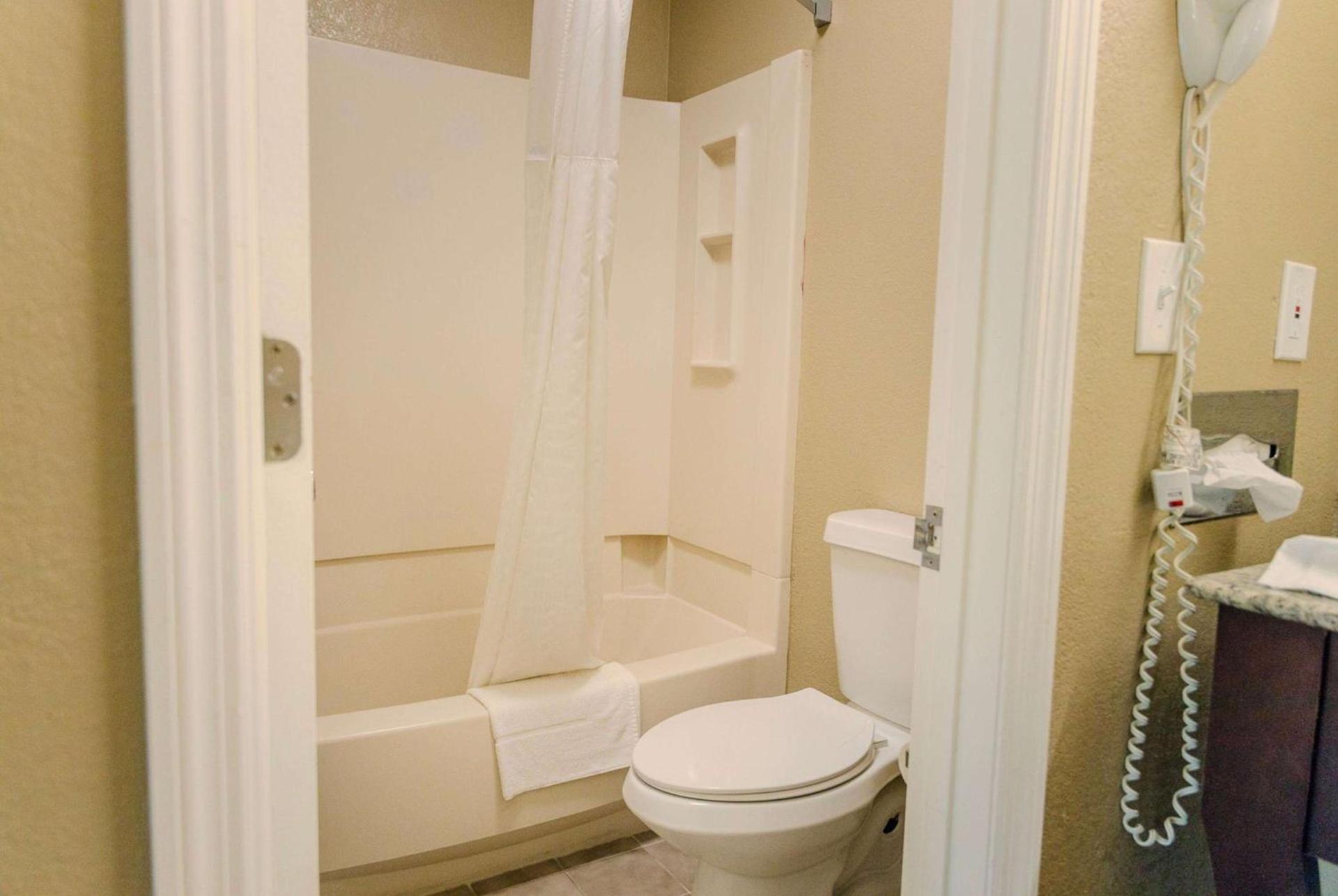 Super 8 by Wyndham Cincinnati-Springdale OH photo 41