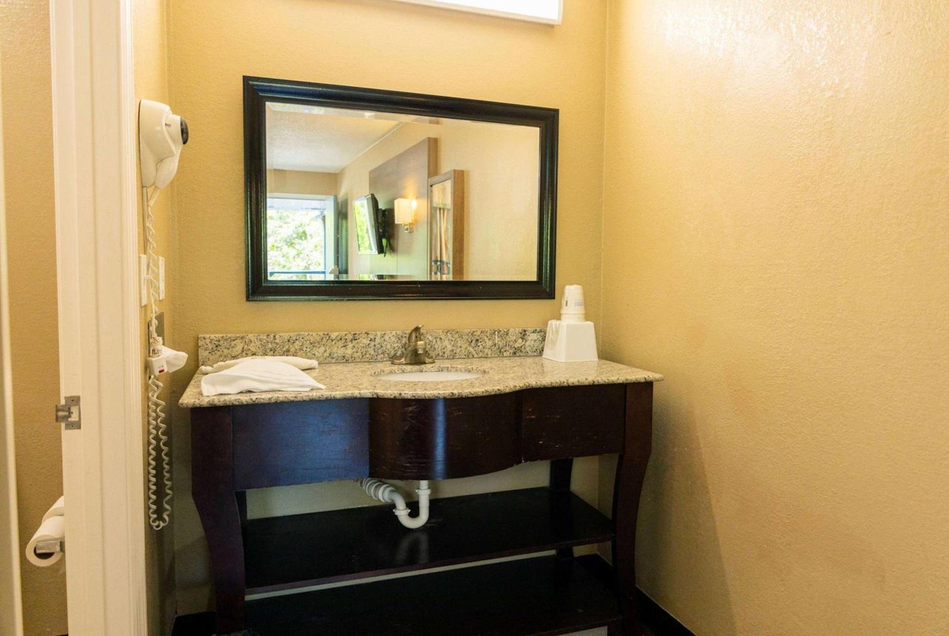 Super 8 by Wyndham Cincinnati-Springdale OH photo 42