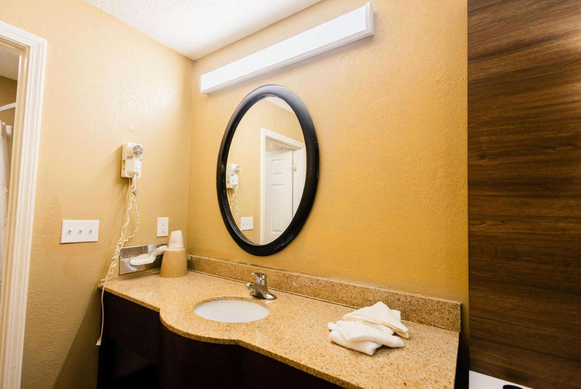 Super 8 by Wyndham Cincinnati-Springdale OH photo 43