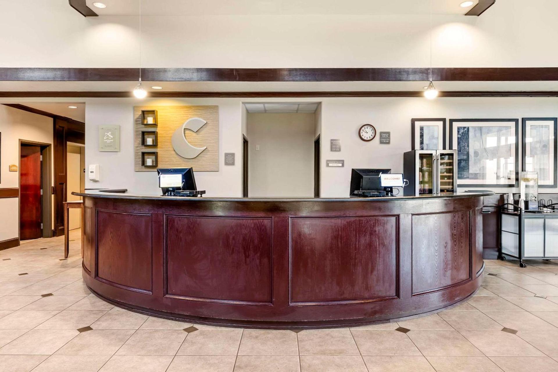 Comfort Suites Palestine photo 8