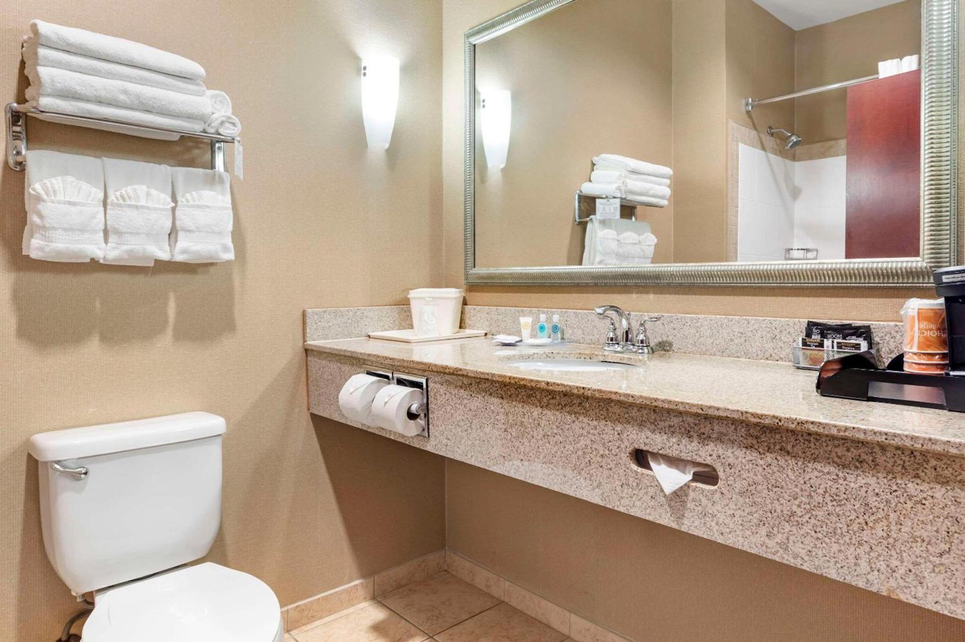 Comfort Suites Palestine photo 9