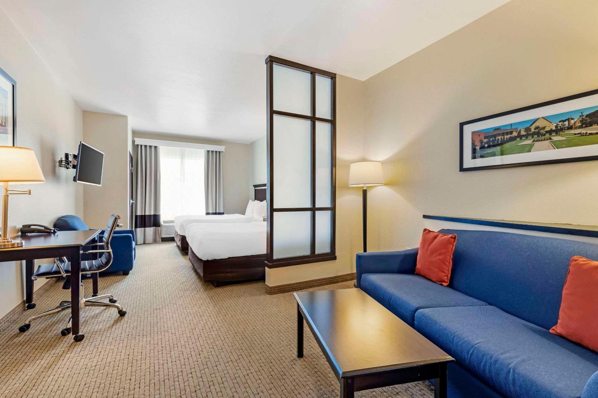 Comfort Suites Palestine photo 18