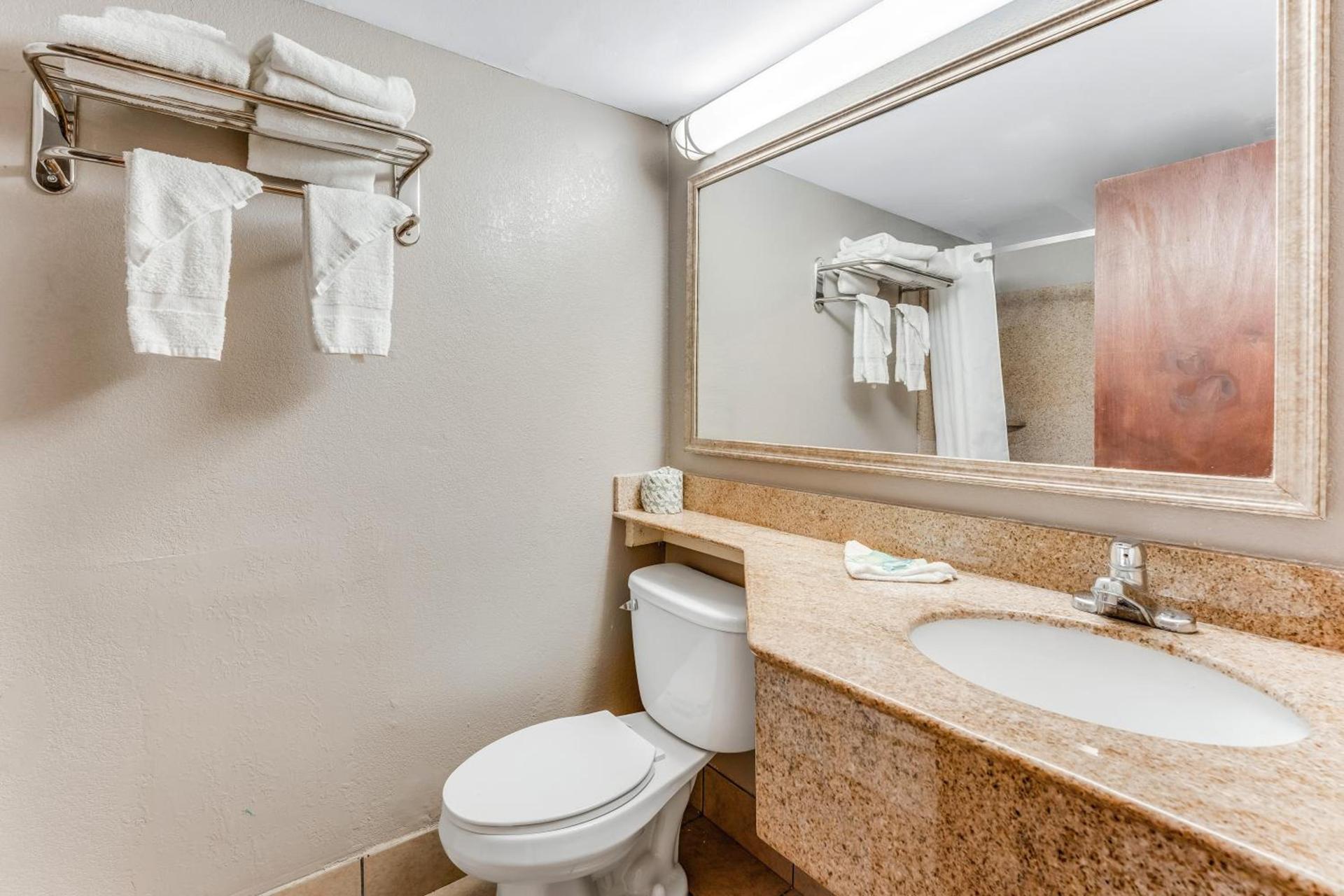 Red Carpet Inn & Suites photo 10