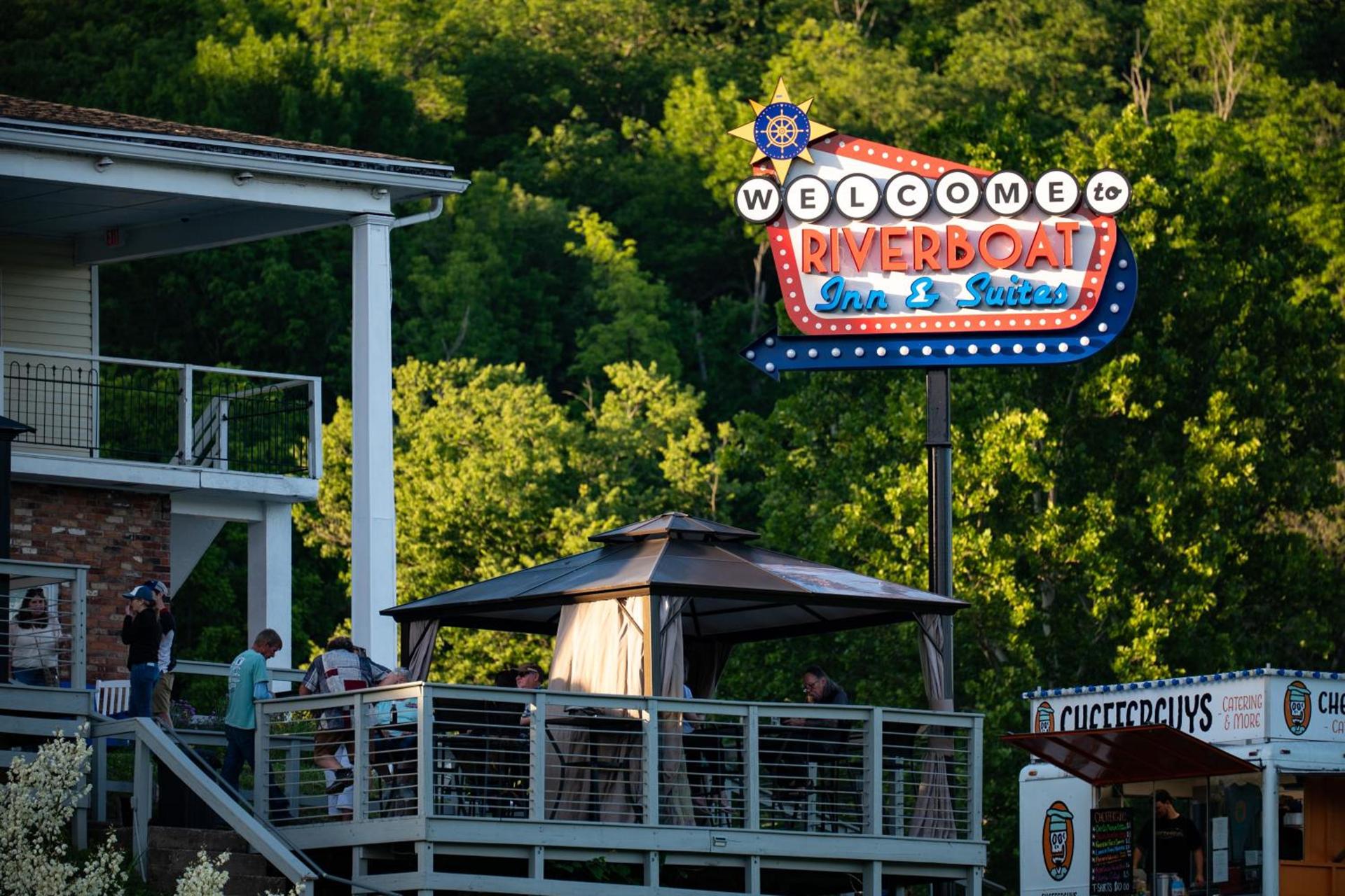 Riverboat Inn & Suites photo 84