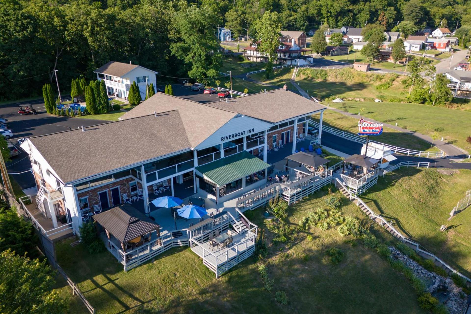 Riverboat Inn & Suites photo 3