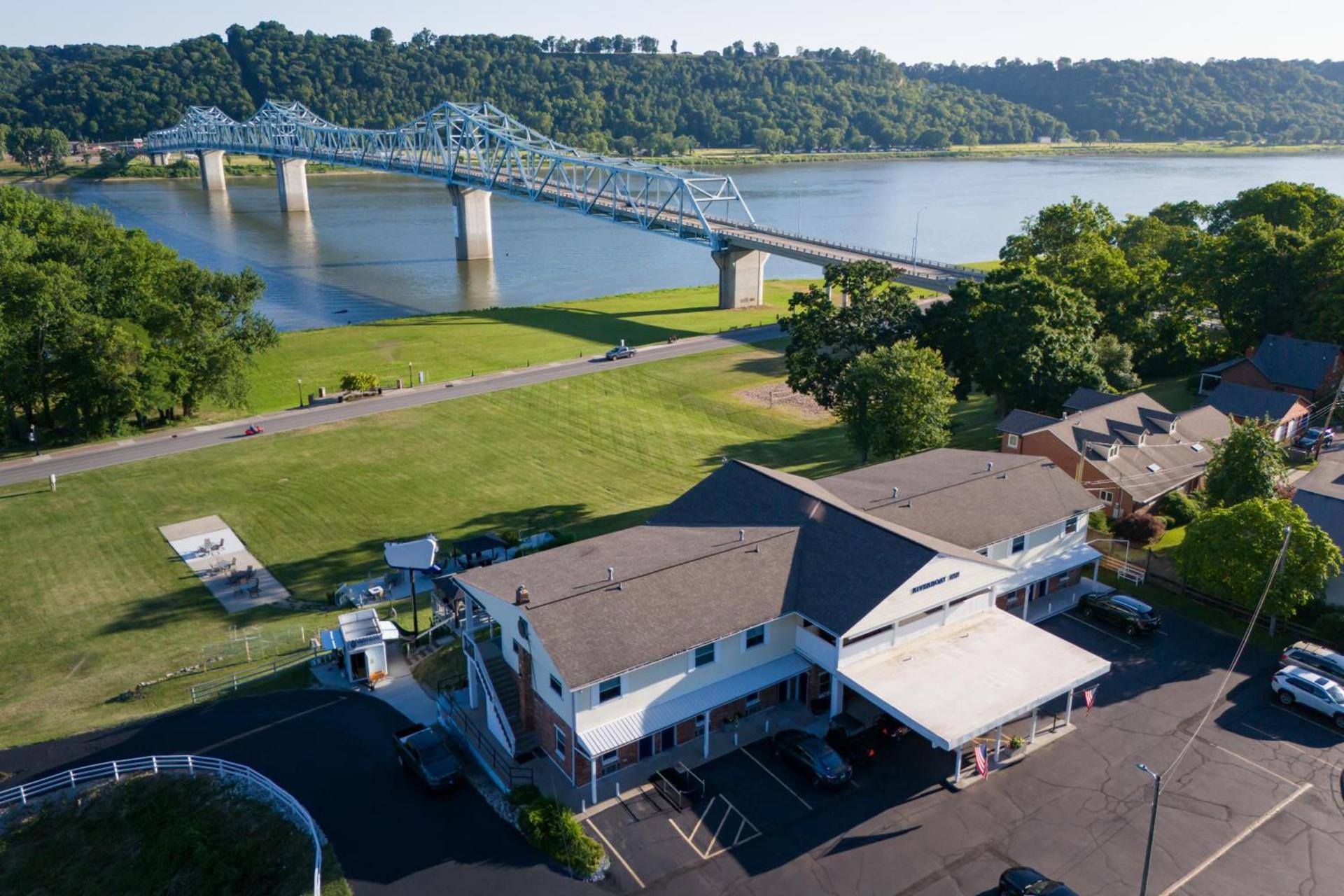 Riverboat Inn & Suites photo 2
