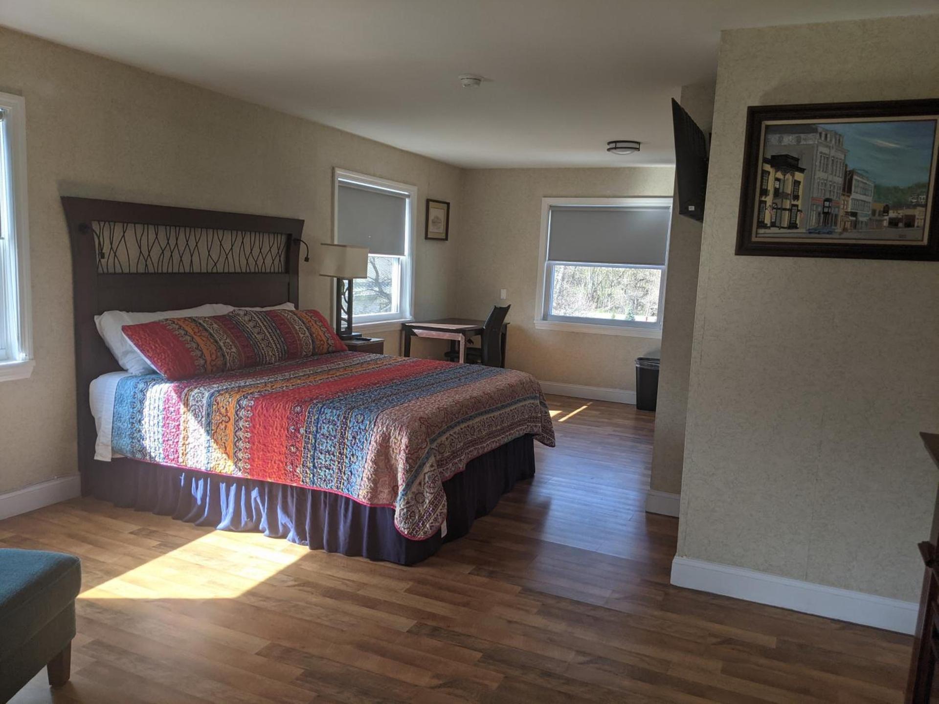 Riverboat Inn & Suites photo 58