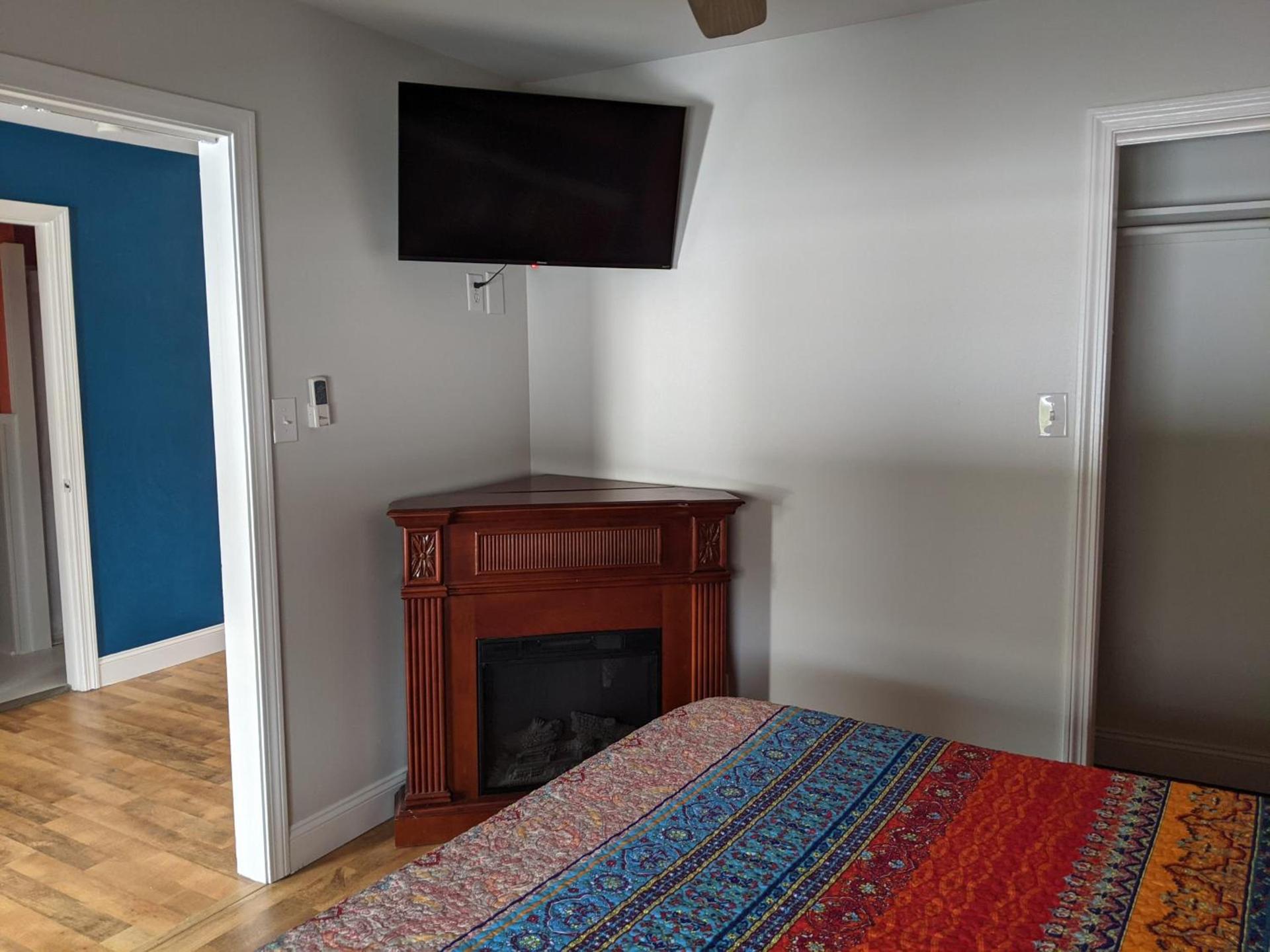 Riverboat Inn & Suites photo 52
