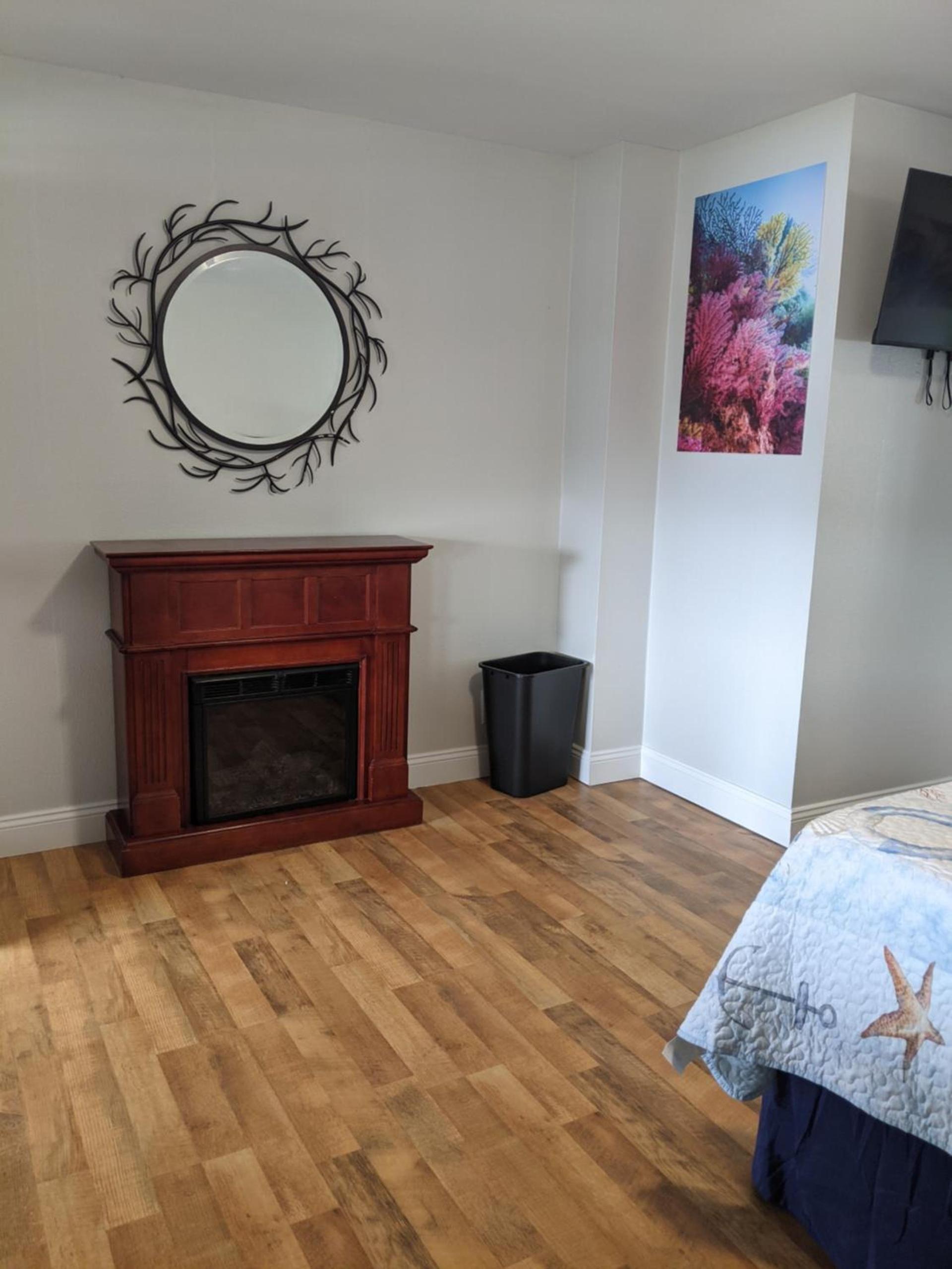 Riverboat Inn & Suites photo 59