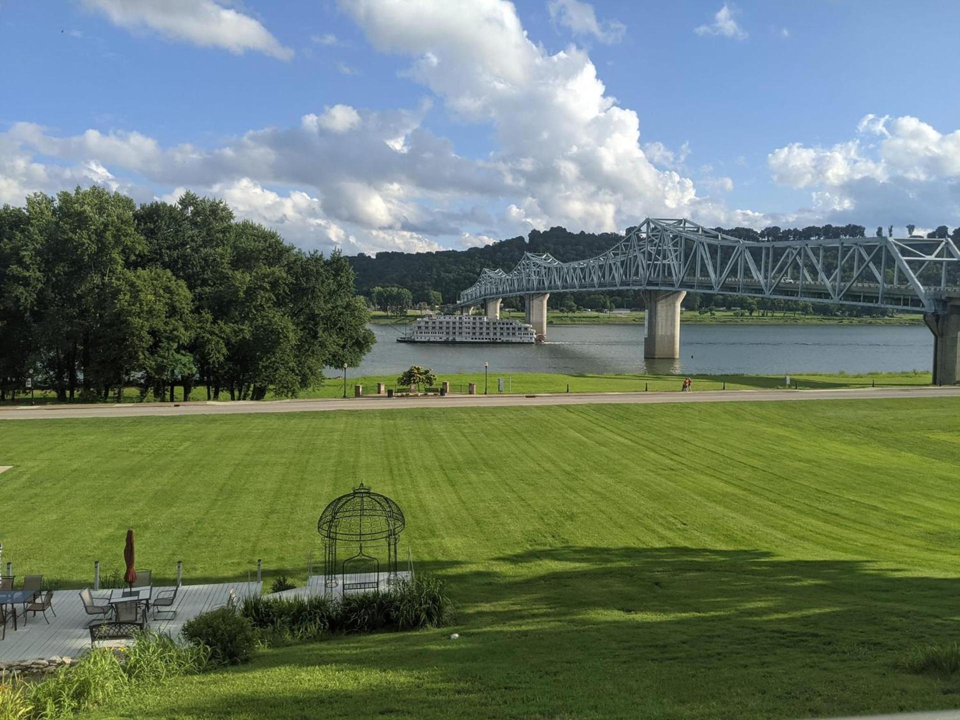 Riverboat Inn & Suites photo 34