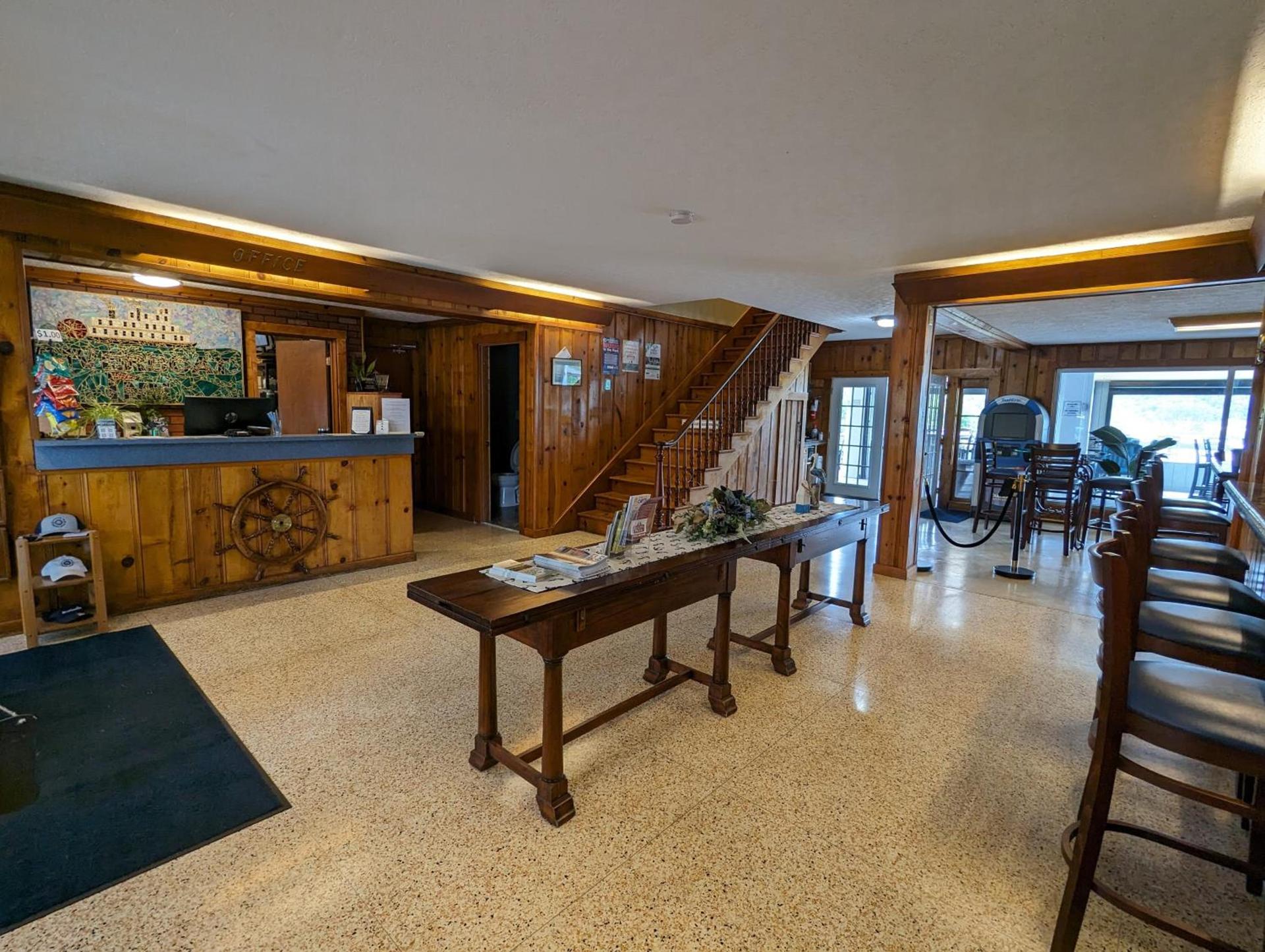 Riverboat Inn & Suites photo 21