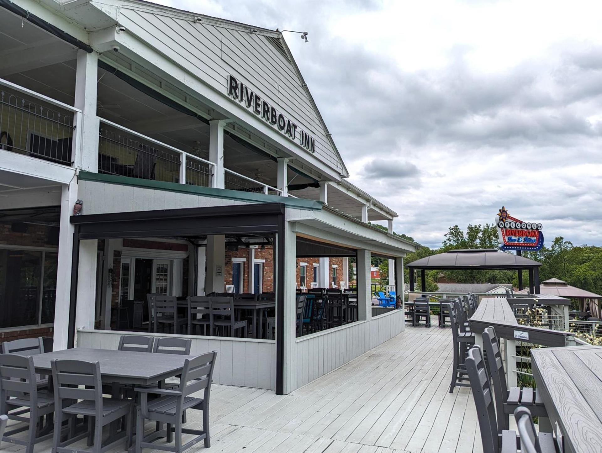 Riverboat Inn & Suites photo 33