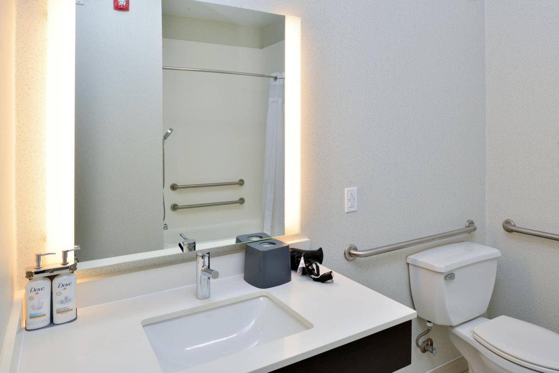 Holiday Inn Express Hotel & Suites Carthage by IHG photo 59